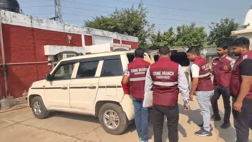 पुलिस प्रेस नोट 27 अक्टूबर 2026
*फरीदाबाद पुलिस की बड़ी कार्रवाई, वाहन चोरी की एक गैंग का भंडाफोड़, चोरी की 5 मोटरसाइकिल बरामद*
*गैंग के दो सदस्य काबू, चोरी की मोटरसाइकिल खरीदने वाला भी गिरफ्तार, पांच मामलों का खुलासा, क्राईम ब्रांच NIT की कार्रवाई*
फरीदाबाद: फरीदाबाद पुलिस द्वारा वाहन चोरों पर लगातार कार्रवाई की जा रही है। अपराध शाखा एनआईटी की टीम ने एक वाहन चोरी की गैंग का भंडाफोड़ करते हुए उसके दो सदस्यों को गिरफ्तार करने में सफलता हासिल की है साथ ही चोरी की मोटरसाइकिल खरीदने वाले एक व्यक्ति को भी गिरफ्तार किया गया है। गैंग के सदस्यों की पहचान मोहित व सुमित वासी गांव मेवला महाराजपुर फरीदाबाद के रुप में हुई है। चोरी की मोटरसाइकिल खरीदने वाला अनुराग भी मेवला महाराजपुर का रहने वाला है।
पुलिस प्रवक्ता अनुसार निरीक्षक अनिल, प्रभारी अपराध शाखा एनआईटी के नेतृत्व में एएसआई कुलदीप, हेड कांस्टेबल हरपाल, संदीप, कांस्टेबल सुमित व राहुल की टीम ने थाना सेक्टर-31 क्षेत्र के अंतर्गत एक मोटरसाइकिल चोरी के मामले में कार्रवाई करते हुए 22 अक्टूबर को मोहित वासी गांव मेवला महाराजपुर को गिरफ्तार किया था।
उन्होंने आगे बताया कि टीम द्वारा मोहित को 5 दिन के पुलिस रिमांड पर लेकर पूछताछ की गई। पूछताछ में सामने आया कि उसने अपने साथी सुमित के साथ मिलकर मोटरसाइकिल चोरी की वारदात को अंजाम देता था तथा चोरी की मोटरसाइकिल को 8000 रुपये में अनुराग को बेच दिया। जिस पर कार्रवाई करते हुए क्राईम ब्रांच NIT की टीम ने उसके साथी सुमित व चोरी की मोटरसाइकिल खरीदने वाले अनुराग को भी गिरफ्तार कर लिया है। अनुराग से एक मोटरसाइकिल बरामद की गई है।
मोहित व सुमित की पूछताछ में अन्य स्थानों से भी वाहन चोरी करने का बात सामने आई। पुलिस जांच के दौरान आरोपितों से थाना कोतवाली के 2, सेक्टर 17 व एसजीएम नगर के एक-एक मोटरसाइकिल चोरी करने का खुलासा हुआ। अपराध शाखा की टीम ने उनकी निशानदेही पर मेवला महाराजपुर से 4 और चोरी की मोटरसाइकिल बरामद की हैं। तीनों आरोपितों को आज माननीय न्यायलय में पेश कर जेल भेजा जाएगा।
प्रवक्ता, फरीदाबाद पुलिस