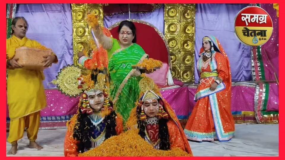 🌸 आज बृज में होरी रे रसिया…! 🌸
🎶 रंगमंच पर गूँजी ब्रज की होली, भक्तिमय हुआ माहौल!
मोहम्मदी में आयोजित मेले के दौरान नगरपालिका अध्यक्ष संदीप मेहरोत्रा कन्हैया एवं नगर पालिका परिषद मोहम्मदी की पूर्व चेयरमैन दुर्गा मेहरोत्रा ने रंगमंच पर चल रही रासलीला में श्रीकृष्ण (कान्हा) एवं श्रीराधा रानी (लाडली जी) का पुष्पार्चन कर आशीर्वाद प्राप्त किया।
#मोहम्मदी_मेला #रासलीला #ब्रज_की_होली #राधे_राधे #जय_श्रीकृष्ण