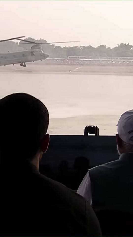 Parveen Kumar Wings Over Ganga... ✈️🇮🇳*
94वें वायु सेना दिवस के अवसर पर नमो घाट पर आयोजित 'Wings Over Ganga' कार्यक्रम में चिनूक हेलीकॉप्टर ने अपने अदम्य पराक्रम से आसमान गुंजायमान कर दिया।
*पीएम मोदी की गरिमामयी उपस्थिति ने इस गौरवशाली क्षण को और भी ऐतिहासिक बना दिया।*