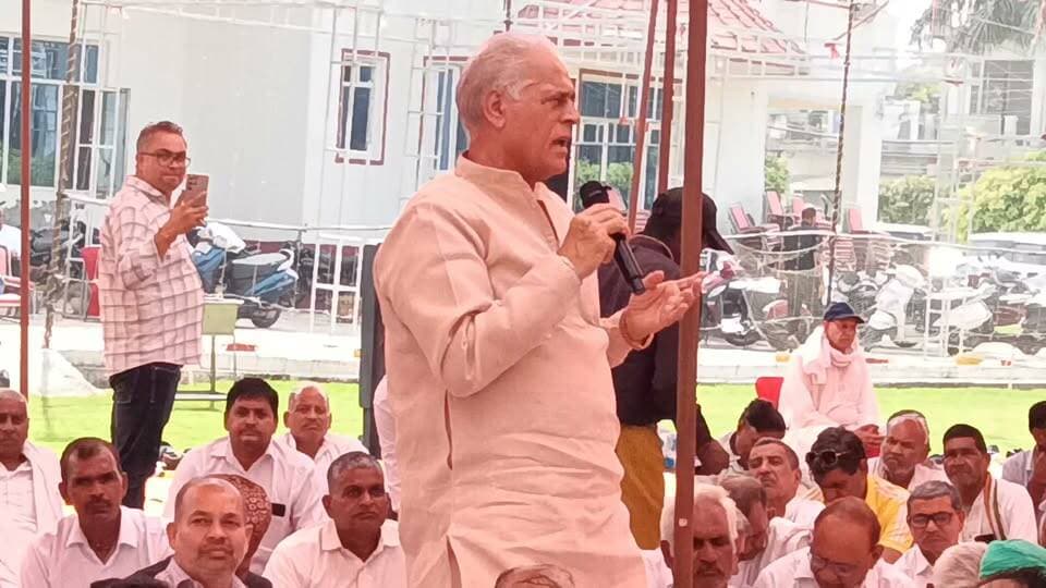 वन्दे भारत लाइव न्यूज़ /प्रवीण कुमार /आज पलवल में आयोजित क्षत्रिय महासभा में अपना संबंध संबोधन देते पूर्व मंत्री करण सिंह दलाल
