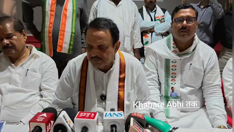 मऊ में कांग्रेस नेता डॉ रघु शर्मा बोले- लोकतंत्र बचाने के लिए वोट के अधिकार की रक्षा जरूरी