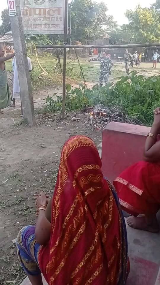 भारत-नेपाल सीमा पर देर संध्या सीमा बंद हो जाने पर जबरन नेपाली लोगों के घुसने पर सीमा पर तैनात हमारे SSB के जवानों ने जमकर लताड़ा। सोशल मीडिया पर विडियो वायरल।