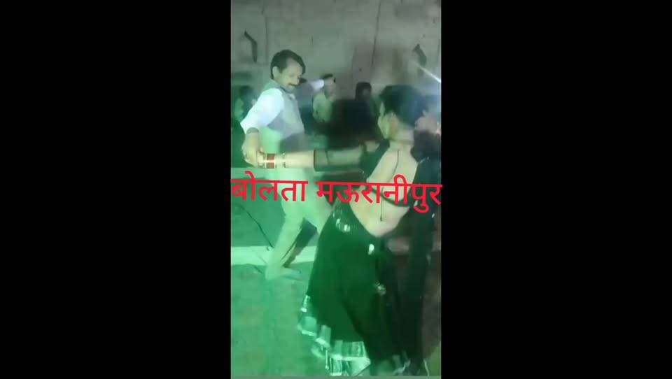 मऊरानीपुर ग्राम बसारी गांव में एक नामचीन का देवी पंडाल के पास लड़की के साथ अश्लिल डांस कोई बोला लड़के को लड़की बनाकर किया कोई कहता हिस्ट्रीशीटर,तो कोई शासन सत्ता का पदाधिकारी बता रहा उक्त डांस करने वाले व्यक्ति को उक्त डांस जांच का विषय