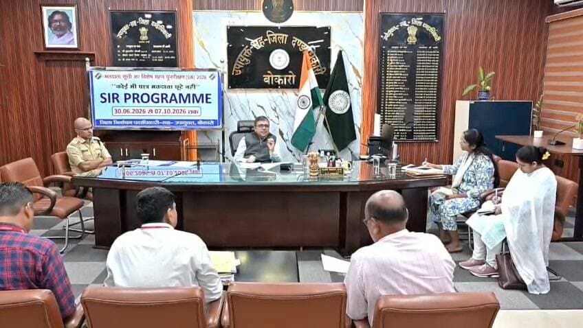 विस्थापित अप्रेंटिस संघ मामले में DC सख्त, 1-2 दिनों में राज्य सरकार को भेजी जाएगी रिपोर्ट
#बोकारो के उपायुक्त अजय नाथ झा ने विस्थापित अप्रेंटिस संघ से जुड़े मामले की समीक्षा की। उन्होंने अधिकारियों को भूमि अधिग्रहण, नियोजन प्रावधान, प्रशिक्षित अप्रेंटिसों की संख्या, अब तक हुई नियुक्तियों और शेष अभ्यर्थियों का विस्तृत ब्योरा तैयार करने का निर्देश दिया।
एक-दो दिनों में राज्य सरकार के गृह विभाग को विस्तृत प्रतिवेदन भेजा जाएगा। बैठक में भूमि अभिलेखों के डिजिटाइजेशन पर भी चर्चा हुई।
पूरी खबर पढ़ने के लिए विजिट करें: currentbokaro.com
#bokaro #DisplacedApprentice #BSL #BokaroSteelPlant #Jharkhand #CurrentBokaro