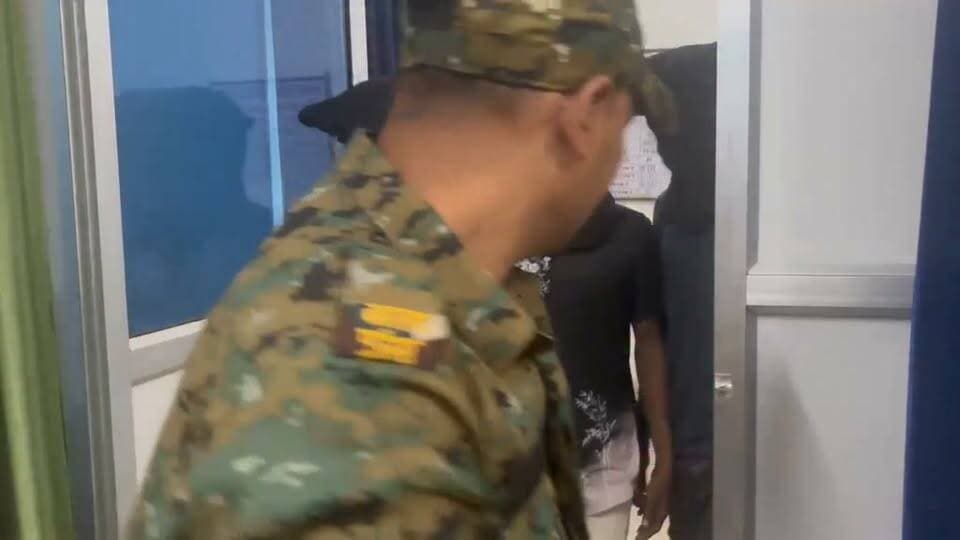 महागामा थाना क्षेत्र में नाबालिग से सामूहिक दुष्कर्म के मामले में पुलिस की त्वरित कार्रवाई, पांच आरोपी गिरफ्तार।
महागामा थाना क्षेत्र में नाबालिग लड़की के साथ सामूहिक दुष्कर्म और चांदी की चेन छीनने के मामले में पुलिस ने त्वरित कार्रवाई करते हुए पांच आरोपियों को गिरफ्तार किया है।
पुलिस ने गिरफ्तार आरोपियों में से एक के घर से पीड़िता की छीनी गई चांदी की चेन भी बरामद की है। मामले में महागामा थाना कांड संख्या 186/2026, 22 अक्टूबर 2026 के तहत भारतीय न्याय संहिता (BNS) की विभिन्न धाराओं एवं पॉक्सो अधिनियम की धारा 6 के अंतर्गत प्राथमिकी दर्ज की गई है।
पुलिस की प्रेस विज्ञप्ति के अनुसार, घटना 21 अक्टूबर 2026 की रात की है। पाकुड़ जिले की रहने वाली एक नाबालिग लड़की अपनी मौसी के घर आई हुई थी।
उर्जानगर मेला घूमने के बाद वह अपने दो रिश्तेदारों के साथ वापस मौसी के घर जा रही थी।
इसी दौरान जियाजोरी जंगल के समीप पांच से छह व्यक्तियों ने उन्हें रोक लिया। आरोप है कि इस दौरान नाबालिग के साथ सामूहिक दुष्कर्म की घटना को अंजाम दिया गया और उसके गले से चांदी की चेन छीन ली गई।
एसडीपीओ के नेतृत्व में गठित हुई विशेष टीम।
घटना की गंभीरता को देखते हुए अनुमंडल पुलिस पदाधिकारी, महागामा वरुण रजक के नेतृत्व में विशेष टीम का गठन किया गया। गठित टीम ने त्वरित कार्रवाई करते हुए मामले में संलिप्तता के आरोप में पांच व्यक्तियों को गिरफ्तार किया। पुलिस के अनुसार, गिरफ्तार आरोपियों की निशानदेही पर मोहसिन अंसारी के घर से पीड़िता की छीनी गई चांदी की चेन बरामद की गई है।
गिरफ्तार आरोपियों के नाम
पुलिस की ओर से जारी प्रेस विज्ञप्ति में गिरफ्तार आरोपियों की पहचान इस प्रकार बताई गई है:
मोहसिन अंसारी उम्र 22 वर्ष, पिता- नूर मोहम्मद अंसारी,
जहूर अंसारी उम्र 27 वर्ष, पिता- साबेद अंसारी,
अवाज अंसारी उम्र 19 वर्ष, पिता हकानी अंसारी,
मोतीम अंसारी उम्र 19 वर्ष, पिता- इस्लाम अंसारी,
परवेज अंसारी उम्र 20 वर्ष, पिता जलालुद्दीन अंसारी,
उक्त सभी आरोपी महागामा थाना क्षेत्र, जियाजोरी, जिला गोड्डा के निवासी बताए गए है।
कार्रवाई में महागामा के अनुमंडल पुलिस पदाधिकारी वरुण रजक, पुलिस निरीक्षक उपेन्द्र कुमार महतो, महागामा थाना प्रभारी अभिनव आनंद, ललमटिया थाना प्रभारी रौशन सिंह समेत महागामा थाना के अन्य पुलिस पदाधिकारी, सहायक अवर निरीक्षक एवं थाना के रिजर्व गार्ड शामिल थे।
#mahagama #गोड्डा #Lalmatia