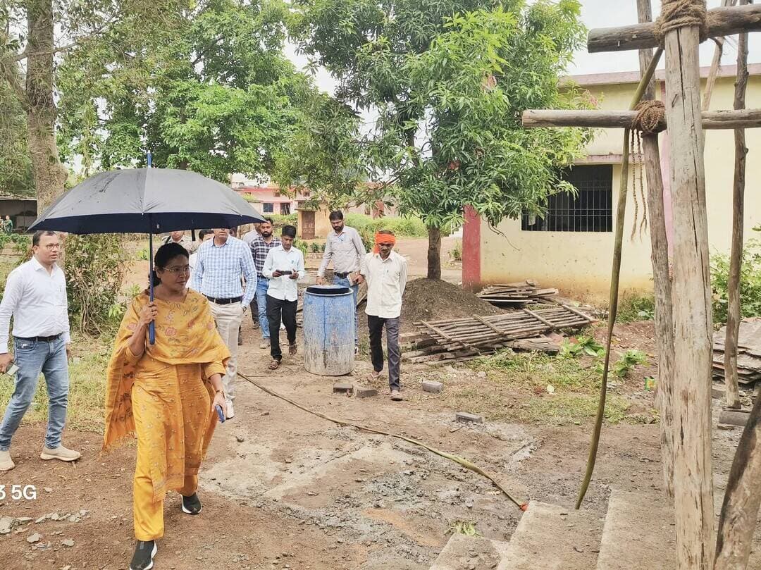 स्कूलों में बेटियों की सुरक्षा, सुविधा और सम्मान की दिशा में एक और महत्वपूर्ण कदम! ✨
कलेक्टर श्रीमती दिव्या उमेश मिश्रा ने गुण्डरदेही विकासखंड के ग्राम भाटागांव 'बी' पहुंचकर 'विकसित भारत' के अंतर्गत बालिका शौचालय निर्माण कार्य का जायजा लिया और गुणवत्तापूर्ण व स्वच्छ वातावरण सुनिश्चित करने हेतु अधिकारियों को आवश्यक निर्देश दिए। इस दौरान जिला पंचायत सीईओ श्री सुनील चंद्रवंशी भी उपस्थित रहे।
बेटियों की शिक्षा और स्वास्थ्य को प्राथमिकता देती हमारी प्रशासनिक व्यवस्था, जो एक उज्ज्वल भविष्य की नींव रख रही है।
#Balod #WomensEmpowerment #BetiBachaoBetiPadhao #ViksitBharat #ChhattisgarhUpdates #EducationForAll