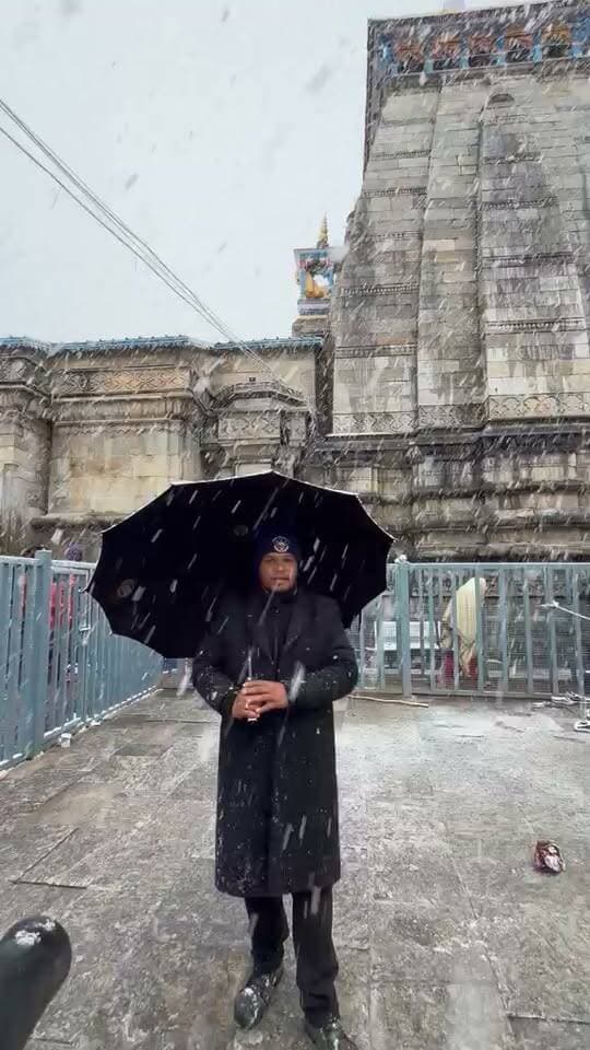 केदारनाथ धाम में बर्फबारी की जानकारी देते बीकेटीसी सदस्य विनीत पोस्ती,,