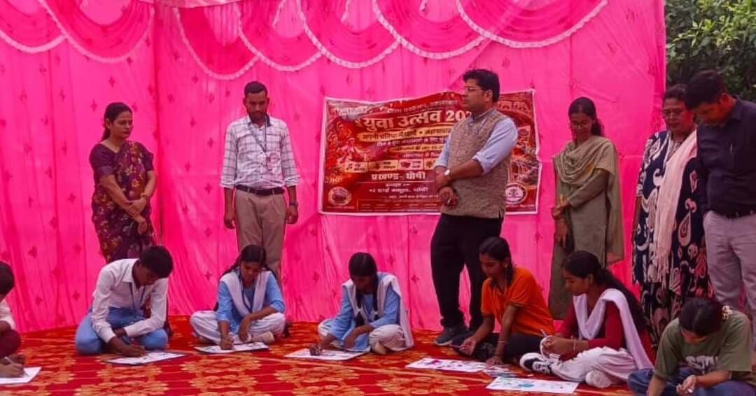 🎭🎨 युवा उत्सव 2026: घोसी, हुलासगंज एवं मोदनगंज में युवा प्रतिभाओं का उत्साहपूर्ण प्रदर्शन जारी!
✅ जिला पदाधिकारी, जहानाबाद श्रीमती छिरिङ वाई भूटिया के निर्देशानुसार जिले के विभिन्न प्रखंडों में युवा उत्सव 2026 के अंतर्गत प्रतियोगिताओं का आयोजन।
🎤 प्रतियोगिता की प्रमुख विधाएँ— 🔹 समूह लोकनृत्य एवं समूह लोकगीत 🔹 नुक्कड़ नाटक 🔹 कविता लेखन एवं चित्रकला
📌 जिले के सभी 07 प्रखंडों में 26 से 28 अक्टूबर तक विभिन्न विधाओं में प्रतियोगिताएँ एवं प्रतिभागियों की स्क्रीनिंग।
🏆 जिला स्तरीय युवा उत्सव 2026 📅 30 एवं 31 अक्टूबर, 2026 📍 अब्दुल बारी नगर भवन, जहानाबाद
🌟 प्रखंड स्तर पर चयनित प्रतिभागियों को जिला स्तरीय मंच पर अपनी कला, संस्कृति एवं रचनात्मक प्रतिभा प्रदर्शित करने का अवसर मिलेगा।
📢 जिला प्रशासन की अपील: 15 से 29 वर्ष आयु वर्ग के युवा अपनी प्रतिभा को नई पहचान देने के लिए युवा उत्सव में उत्साहपूर्वक भाग लें।
#युवाउत्सव2026 #जहानाबाद #युवाप्रतिभा
#विकसितभारत_समृद्धबिहार_आदर्शजहानाबाद