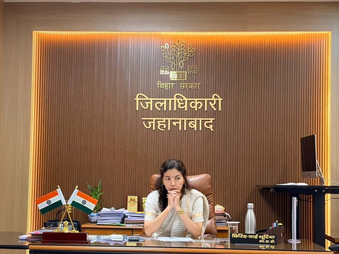 🪔✨ भास्कर महोत्सव 2026 की भव्य तैयारियों को लेकर जिला पदाधिकारी की अध्यक्षता में समीक्षा बैठक संपन्न!
✅ जिला पदाधिकारी, जहानाबाद श्रीमती छिरिङ वाई भूटिया की अध्यक्षता में भास्कर महोत्सव 2026 के भव्य एवं सफल आयोजन को लेकर बैठक आयोजित, संबंधित पदाधिकारियों को आवश्यक दिशा-निर्देश।
📍 महोत्सव के लिए दो प्रमुख स्थलों का चयन—
🔹 संगम घाट, जहानाबाद।
🔹 काको पनिहास, काको।
🪔 आयोजन की प्रमुख तैयारियाँ—
🔸 दोनों आयोजन स्थलों पर विशेष साफ-सफाई एवं आकर्षक प्रकाश-सज्जा।
🔸 दीपों से भव्य सजावट एवं गंगा आरती के आयोजन की तैयारी।
🔸 सांस्कृतिक कार्यक्रमों के आयोजन हेतु आवश्यक व्यवस्थाएँ सुनिश्चित करने के निर्देश।
📌 जिला पदाधिकारी का निर्देश: सभी संबंधित विभाग आपसी समन्वय स्थापित कर समयबद्ध तरीके से तैयारियाँ पूर्ण करें, ताकि भास्कर महोत्सव 2026 का आयोजन भव्य, सुव्यवस्थित एवं सफल हो।
#भास्करमहोत्सव2026 #जहानाबाद #सांस्कृतिकमहोत्सव
#विकसितभारत_समृद्धबिहार_आदर्शजहानाबाद