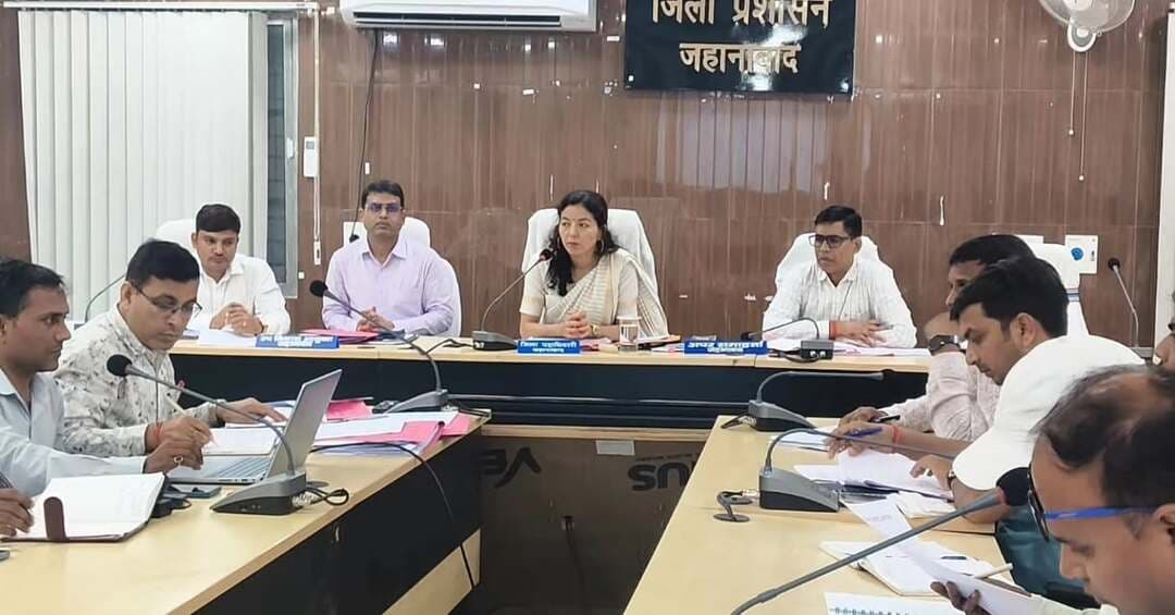 🏗️ विकास कार्यों में तेजी, गुणवत्ता और समयबद्ध पूर्णता पर जिला पदाधिकारी का विशेष जोर!
✅ जिला पदाधिकारी, जहानाबाद श्रीमती छिरिङ वाई भूटिया की अध्यक्षता में निर्माणाधीन योजनाओं एवं विकास कार्यों की समीक्षात्मक बैठक संपन्न।
🔹 ऑडिटोरियम एवं आरओबी: ऑडिटोरियम जनवरी 2027 एवं आरओबी दिसंबर 2026 तक पूर्ण करने के निर्देश।
🔹 स्वास्थ्य सुविधाएँ: भूमि उपलब्ध स्थलों पर पाँच दिनों के भीतर स्वास्थ्य केंद्रों का निर्माण प्रारंभ करने के निर्देश।
🔹 निर्माण गुणवत्ता: कनीय अभियंताओं की उपस्थिति में ढलाई एवं नियमित स्थलीय निरीक्षण अनिवार्य।
🔹 कायाकल्प अभियान: आंगनबाड़ी केंद्रों के क्षतिग्रस्त हिस्सों की मरम्मत एवं रंग-रोगन को प्राथमिकता।
🔹 सड़क एवं पेयजल: ग्रामीण कार्य विभाग की लंबित योजनाएँ जनवरी 2027 तक पूर्ण करने तथा प्रत्येक टोले तक पेयजल आपूर्ति सुनिश्चित करने के निर्देश।
🔹 पर्यटन विकास: बराबर गुफाओं तक पर्यटकों की सुविधा हेतु राष्ट्रीय राजमार्ग पर दूरी एवं दिशा-सूचक बोर्ड लगाने के निर्देश।
📌 जिला पदाधिकारी का स्पष्ट संदेश—निर्माण कार्यों की गुणवत्ता से कोई समझौता नहीं, सभी योजनाएँ निर्धारित समयसीमा में हों पूर्ण।
#जहानाबाद #विकासकार्य #कायाकल्पअभियान
#विकसित भारत समृद्ध बिहार आदर्श जहानाबाद