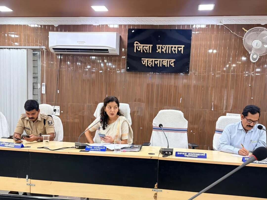 🚫 नशे के अवैध कारोबार पर सख्त प्रहार, नशामुक्त जहानाबाद का संकल्प!
✅ जिला पदाधिकारी श्रीमती छिरिङ वाई भूटिया की अध्यक्षता में जिला स्तरीय NCORD की समीक्षा बैठक संपन्न।
🔹 संयुक्त छापेमारी अभियान तेज करने, शराब माफियाओं एवं सूखे नशे के अवैध कारोबारियों पर सख्त कार्रवाई के निर्देश।
🔹 सड़क एवं रेल मार्ग से नशीले पदार्थों की तस्करी रोकने हेतु पुलिस, उत्पाद विभाग, RPF एवं GRP के बीच समन्वय सुदृढ़ करने पर जोर।
📢 'नशामुक्त जहानाबाद' अभियान के विशेष लोगो एवं हेल्पलाइन का व्यापक प्रचार-प्रसार तथा सोशल मीडिया पर प्राप्त शिकायतों के त्वरित निष्पादन के निर्देश।
🤝 जिला प्रशासन की अपील: नशे के अवैध कारोबार की सूचना दें, नशामुक्त जहानाबाद के निर्माण में सहभागी बनें।
#नशामुक्तजहानाबाद #नशामुक्तबिहार #NCORD #आदर्शजहानाबाद
#विकसितभारत_समृद्धबिहार_आदर्शजहानाबाद