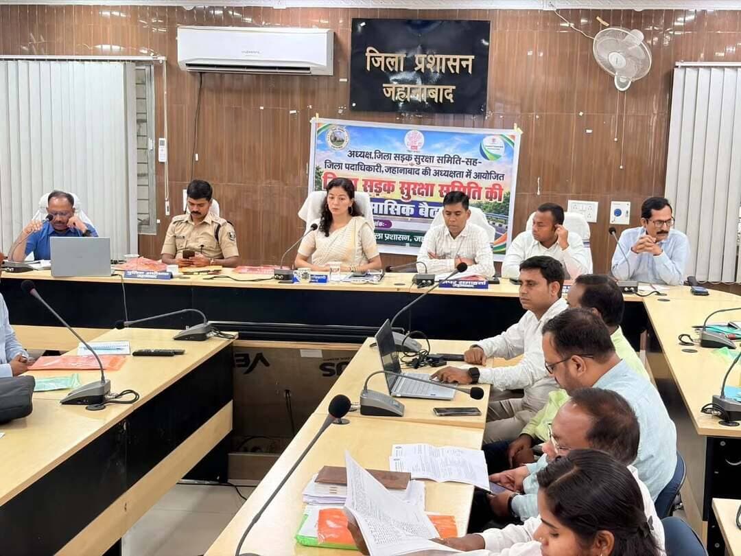 🚦 सुरक्षित सड़क, सुरक्षित जीवन! जिला पदाधिकारी की अध्यक्षता में जिला सड़क सुरक्षा समिति की बैठक संपन्न।
✅ पीएम राहत योजना: दुर्घटना पीड़ितों को 7 दिनों तक ₹1.50 लाख का कैशलेस उपचार।
✅ राहवीर योजना: गंभीर घायलों को समय पर अस्पताल पहुँचाने वाले राहवीरों को ₹25,000 की प्रोत्साहन राशि।
🔹 यातायात सुधार: अतिक्रमण हटाने, क्षतिग्रस्त सड़कों की मरम्मत एवं टेम्पो-ई-रिक्शा के लिए स्टैंड तथा रूट चार्ट तैयार करने के निर्देश।
🔹 सड़क सुरक्षा: दुर्घटना संभावित स्थलों पर सुरक्षा उपाय एवं बराबर गुफाओं के लिए दिशा-सूचक बोर्ड लगाने के निर्देश।
📢 सड़क दुर्घटना की स्थिति में सहायता हेतु डायल करें 112।
#सड़कसुरक्षा #PMRAHAT #राहवीरयोजना #आदर्शजहानाबाद
विकसित भारत समृद्ध बिहार आदर्श जहानाबाद