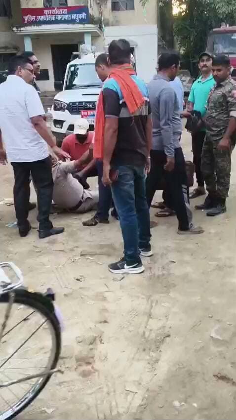 मधुबनी के ट्रैफिक DSP सुजीत कुमार को विजिलेंस ने किया गिरफ्तार!
बीच सड़क पर लेटने लगे DSP साहब, कार्रवाई से मचा हड़कंप.! बिहार में रिश्वतखोर DSP पर विजिलेंस का शिकंजा
मधुबनी के ट्रैफिक DSP सुजीत कुमार को विजिलेंस ने किया गिरफ्तार!
रिश्वत लेते रंगे हाथों पकड़े जाने की खबर
विजिलेंस को सामने देख बिगड़ी DSP साहब की तबीयत