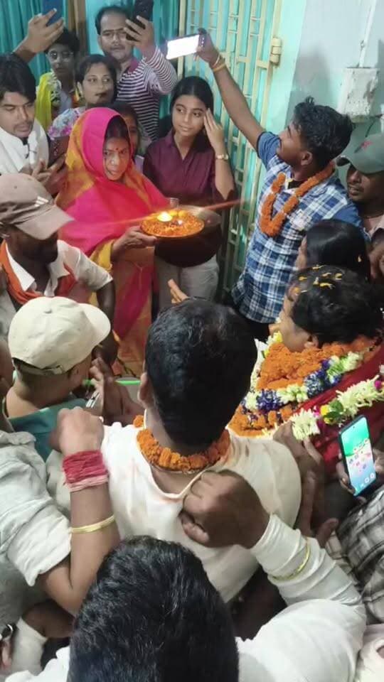 तिरहुत स्नातक के निवर्तमान MLC वंशीधर बृजवासी के जीत की खुशी..