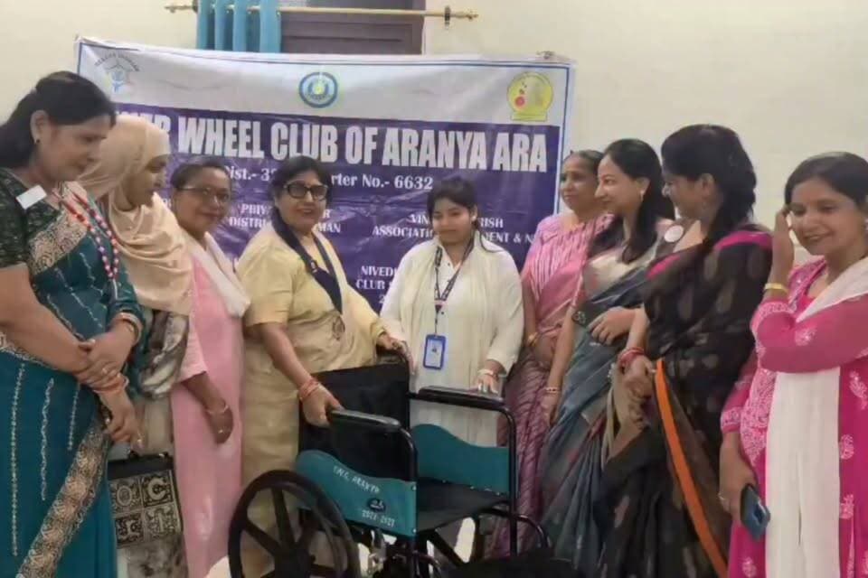 इनरव्हील क्लब ऑफ अरण्या आरा के सौजन्य से आरा रेलवे स्टेशन पर दिया गया व्हीलचेयर
इनरव्हील क्लब ऑफ अरण्या आरा के सौजन्य से सोमवार 26 अक्टूबर को आरा रेलवे स्टेशन पर स्टेशन मास्टर खुशबू कुमारी को अध्यक्ष रितु सिन्हा के नेतृत्व में एक व्हील चेयर दिया गया। अध्यक्ष रितु सिंह ने बताया कि दिव्यांग यात्रियों को मदद हो सके उसके लिए यह व्हीलचेयर दिया गया है। पहले भी दिया गया था । उन्होंने कहा कि क्लब का उद्देश्य ही है मानवता की सेवा करना। वार्ड पार्षद रेखा जैन ने कहा कि आरा रेलवे स्टेशन पर काफी संख्या में दिव्यांग और बुजुर्ग यात्री आते हैं जिनको चलने में तकलीफ है उनके लिए यह व्हीलचेयर दिया गया है। मौके पर अध्यक्ष रितु सिन्हा, उपाध्यक्ष रश्मि सिन्हा, सचिव निवेदिता सिंह, गुड़िया पांडे, रेखा जैन, पुष्पा गुप्ता, विजेता कुमारी, सूफिया थी।