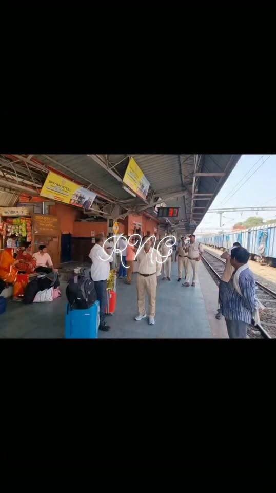 रेलवे स्टेशन पर भीड़भाड़ को लेकर यात्रियों को किया जा रहा है जागरूक
आरा भीड़भाड़ एवं पर्व त्यौहार के सीजन में अक्सर यात्रियों को नशा खुरानी गिरोह के सदस्य अपना शिकार बना लेते हैं