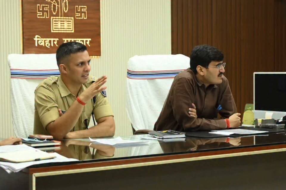 सड़क मरम्मत, चौड़ीकरण, यातायात जाम एवं अतिक्रमण की जिलाधिकारी एवं पुलिस अधीक्षक ने की समीक्षा, शीघ्र कार्रवाई के निदेश
आगामी पर्व-त्योहारों के मद्देनजर अतिक्रमण हटाने हेतु विशेष अभियान चलाने पर जोर
जिलाधिकारी, भोजपुर श्री मनेश कुमार मीणा एवं पुलिस अधीक्षक, भोजपुर श्री अवधेश दीक्षित की संयुक्त अध्यक्षता में आज जिले में क्षतिग्रस्त सड़कों की मरम्मत, राष्ट्रीय राजमार्ग एवं सड़क चौड़ीकरण से संबंधित परियोजनाओं की प्रगति, यातायात जाम तथा अतिक्रमण की समस्याओं को लेकर समीक्षा बैठक आयोजित की गई। बैठक में सभी अनुमंडल पदाधिकारी, अनुमंडल पुलिस पदाधिकारी, जिला परिवहन पदाधिकारी, कार्यपालक अभियंता, पथ निर्माण विभाग, अन्य संबंधित कार्यपालक अभियंता एवं जिला खनन पदाधिकारी उपस्थित रहे।
बैठक के दौरान जिलाधिकारी द्वारा जीरो माइल से असनी, असनी से बामपाली बाइपास, आरा-सासाराम मुख्य मार्ग सहित विभिन्न सड़क परियोजनाओं की प्रगति की समीक्षा की गई। साथ ही, बिहिया चौक पर लगने वाले यातायात जाम तथा नगर पंचायत जगदीशपुर एवं आरा शहर में अतिक्रमण की समस्याओं पर चर्चा करते हुए अनुमण्डल पदाधिकारियों एवं नगर निकाय के कार्यपालक पदाधिकारियों को आवश्यक कार्रवाई सुनिश्चित करने हेतु निदेशित किया गया।
इसके अतिरिक्त, आरा नगर स्थित बस स्टैंड के समीप ढलान पर क्षतिग्रस्त सड़क, तेतरिया से खैरा जाने वाली सड़क एवं अन्य क्षतिग्रस्त सड़कों की शीघ्र मरम्मत कराने का निदेश संबंधित कार्यपालक अभियंताओं को दिया गया। इस क्रम में कार्यपालक अभियंताओं द्वारा मरम्मत कार्यों की अद्यतन स्थिति एवं की जा रही कार्रवाई से अवगत कराया गया।
आगामी पर्व-त्योहारों के मद्देनजर जिलाधिकारी द्वारा सभी अनुमंडल पदाधिकारियों एवं नगर निगम के संबंधित पदाधिकारियों को प्रमुख सड़कों, चौक-चौराहों एवं भीड़भाड़ वाले क्षेत्रों में पुनः विशेष अतिक्रमण हटाओ अभियान चलाने हेतु निदेशित किया गया। साथ ही, पुलिस एवं प्रशासनिक पदाधिकारियों को आपसी समन्वय स्थापित कर यातायात व्यवस्था सुचारु बनाए रखने तथा आमजनों के लिए सुरक्षित एवं सुगम आवागमन सुनिश्चित करने पर विशेष बल दिया गया।