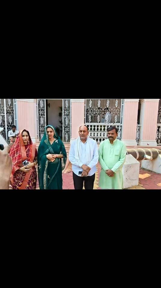 वित्त आयोग की राशि में अनियमितता: जिला पंचायत सदस्यों के 53 लाख के प्रस्ताव ठंडे बस्ते में, कलेक्टर से शिकायत
शिवपुरी-16वें वित्त आयोग की राशि एवं वित्तीय वर्ष 2026-27 के तहत प्रस्तावित विकास कार्यों को लेकर जिला पंचायत शिवपुरी के तीन सदस्यों ने बड़ी अनियमितता का आरोप लगाते हुए कलेक्टर से शिकायत की है। जिला पंचायत सदस्य भारती रावत वार्ड क्रमांक 6, पुष्पांजलि पत्नी भूपेंद्र सिंह वार्ड क्रमांक 24 और मनिराम लोधी वार्ड क्रमांक 15 ने 27 अक्टूबर 2026 को कलेक्टर कार्यालय में आयोजित जनसुनवाई में आवेदन प्रस्तुत कर मामले की जांच एवं नियम अनुसार कार्रवाई की मांग की है। सदस्यों ने अपने शिकायत पत्र में कहा कि जिला पंचायत के मुख्य कार्यपालन अधिकारी द्वारा 16 सितंबर 2026 को पत्र जारी कर 23 सितंबर 2026 को साधारण सभा की बैठक बुलाई गई थी, बाद में 21 सितंबर को फिर पत्र जारी कर बैठक की तिथि बदलकर 24 सितंबर 2026 कर दी गई। सदस्यों का आरोप है कि बैठक की तिथि में बदलाव करते समय मध्यप्रदेश पंचायत प्रोसीजर ऑफ मीटिंग एवं कन्डक्ट ऑफ बिजनेस नियम 1994 के नियम 3(2) का उल्लंघन किया गया, जिसमें बैठक से सात दिवस पूर्व एजेंडा जारी किया जाना अनिवार्य है, इस कारण सदस्य बैठक में समुचित तैयारी के साथ उपस्थित नहीं हो सके और उनके प्रस्तावों पर विचार ही नहीं हुआ।
शिकायत में बताया गया कि 1 अक्टूबर 2026 को सदस्यों ने मुख्य कार्यपालन अधिकारी को अपने क्षेत्रों में कराए जाने वाले विकास एवं निर्माण कार्यों की सूची लिखित में सौंपी थी, जिसमें लगभग 53,00,000 रुपये के विकास कार्यों का प्रस्ताव शामिल था और यह प्रस्ताव 16वें वित्त आयोग की राशि से वित्तीय वर्ष 2026-27 की कार्ययोजना में शामिल करने के लिए दिया गया था, लेकिन 24 सितंबर की बैठक में सदस्यों द्वारा प्रस्तुत कुल 08 कार्यों में से केवल 03 कार्यों को ही कार्ययोजना में शामिल किया गया, शेष 05 कार्यों को बिना किसी कारण बताए कार्ययोजना से बाहर कर दिया गया और सदस्यों का कहना है कि उन्हें इस संबंध में न कोई कारण बताया गया और न ही कार्यवाही का विवरण उपलब्ध कराया गया। सदस्यों ने यह भी कहा कि मुख्य कार्यपालन अधिकारी ने 15 अक्टूबर 2026 को बैठक के कार्यवाही विवरण के पालन प्रतिवेदन के संबंध में विभागों को पत्र जारी किया, पर प्रार्थीगण को इसकी कोई जानकारी नहीं दी गई। प्रार्थीगण ने शिकायत में उल्लेख किया कि वर्ष 2022-23 से 2025-26 तक भी मूलभूत कार्यों के लिए राशि उपलब्ध कराने हेतु आवेदन किए गए थे, पर आज तक राशि उपलब्ध नहीं कराई गई, जिससे उनके क्षेत्रों में विकास कार्य लंबित पड़े हैं। 21 अक्टूबर 2026 को पुनः मुख्य कार्यपालन अधिकारी को आवेदन देकर 24 सितंबर की बैठक की कार्यवाही विवरण की प्रति मांगी गई, लेकिन वह भी उपलब्ध नहीं कराई गई। अब तीनों सदस्यों ने कलेक्टर से अनुरोध किया है कि 53 लाख के शेष विकास कार्यों के प्रस्तावों को नियम अनुसार कार्ययोजना में शामिल कर स्वीकृति प्रदान की जाए, ताकि क्षेत्र में आवश्यक विकास कार्य हो सकें।
Dr Mohan Yadav
Jyotiraditya M Scindia
Collector Shivpuri