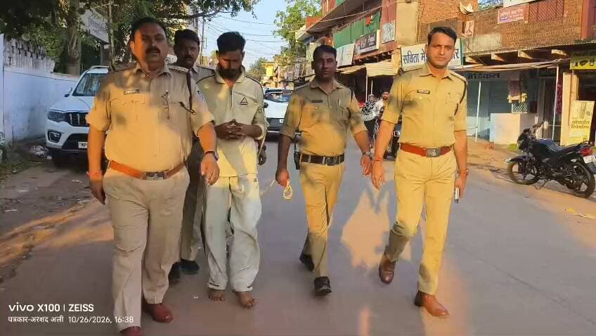 शिवपुरी- विष्णु मंदिर के पास युवती से छेड़छाड़ व मारपीट, 1 आरोपी गिरफ्तार, 3 फरार
शिवपुरी में सोशल मीडिया पर वायरल वीडियो के बाद थाना फिजिकल पुलिस ने त्वरित की कार्रवाई
25 अक्टूबर की शाम सिद्धेश्वर मेला ग्राउंड से स्कूटी पर जा रही युवती का ORA कार सवार युवकों ने पीछा कर अश्लील इशारे किए। विरोध करने पर युवती से मारपीट की गई। बीच-बचाव करने आई दूसरी युवती के साथ भी धक्का-मुक्की की गई।
SP शिवपुरी यांगचेन डोलकर भूटिया के निर्देश पर थाना फिजिकल में 4 आरोपियों पर FIR दर्ज की गई। एक आरोपी बृजेन्द्र उर्फ जन्डेल सिंह गुर्जर (30) को गिरफ्तार कर न्यायालय पेश कर जेल भेजा गया है। शेष 3 आरोपियों की तलाश जारी है।
#ShivpuriNews #spshivpuri #NewsUpdate #police