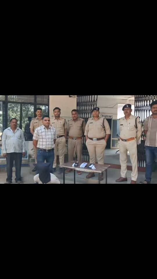 🚨एसएस मोबाइल दुकान में चोरी का खुलासा, 25 वर्षीय आरोपी गगन उर्फ गंगू गिरफ्तार, 1.5 लाख के 3 मोबाइल बरामद🚨
पिछोर-थाना पिछोर पुलिस ने कॉलेज चौराहा स्थित एसएस मोबाइल दुकान में हुई चोरी का खुलासा किया है पुलिस ने आरोपी गगन उर्फ गंगू पुत्र नरेश रजक (25) निवासी नरिया मोहल्ला पिछोर को गिरफ्तार किया है।
आरोपी ने 25-26 अगस्त की रात दुकान की चौथी मंजिल की खिड़की काटकर अंदर घुसकर चोरी की वारदात को अंजाम दिया था। फरियादी अर्पित गुप्ता की रिपोर्ट पर पुलिस ने मामला दर्ज कर सीसीटीवी और मुखबिर की सूचना पर आरोपी को काली माता मंदिर के पीछे से पकड़ा।
पुलिस ने आरोपी के घर से चोरी गए ओप्पो के 2 और रीयलमी का 1 मोबाइल बरामद किया है, जिनकी कीमत करीब 1.5 लाख रुपये है। आरोपी ने 11 हजार रुपये नगद खर्च करना कबूल किया है। आरोपी को गिरफ्तार कर न्यायालय में पेश किया गया है।