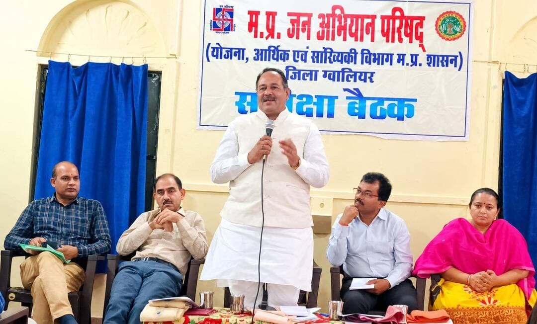 मध्यप्रदेश जन अभियान परिषद की ग्वालियर जिला समीक्षा बैठक आयोजित
नवांकुर संस्थाओं के कार्यों की समीक्षा कर परिषद के उद्देश्यों एवं कार्यप्रणाली पर दिया मार्गदर्शन
मध्यप्रदेश जन अभियान परिषद की ग्वालियर जिला समीक्षा बैठक का आयोजन सोमवार को विवेकानंद नीडम परिसर, ग्वालियर में किया गया। बैठक में मध्यप्रदेश जन अभियान परिषद के प्रदेश उपाध्यक्ष श्री मोहन नागर मुख्य अतिथि के रूप में उपस्थित रहे। कार्यक्रम में परिषद के शासी निकाय के सदस्य श्री शशिदत्त गगरानी, विवेकानंद केंद्र की प्रांत संगठक रचना दीदी, परिषद के संभाग समन्वयक श्री सुशील बरुआ एवं जिला समन्वयक श्री धर्मेंद्र दीक्षित विशेष रूप से उपस्थित रहे।
कार्यक्रम का शुभारंभ अतिथियों द्वारा भारत माता एवं स्वामी विवेकानंद के चित्रों पर माल्यार्पण और दीप प्रज्ज्वलन के साथ किया गया। इसके पश्चात बैठक में उपस्थित नवांकुर संस्थाओं के प्रतिनिधियों का परिचय प्राप्त किया गया।
बैठक में मुख्य अतिथि श्री मोहन नागर ने मध्यप्रदेश जन अभियान परिषद के उद्देश्यों, कार्यप्रणाली तथा समाज के विकास में परिषद की भूमिका पर विस्तार से प्रकाश डाला। उन्होंने नवांकुर संस्थाओं के प्रतिनिधियों से जनभागीदारी के माध्यम से सामाजिक परिवर्तन लाने, जनजागरूकता बढ़ाने तथा शासन की जनकल्याणकारी योजनाओं का लाभ समाज के अंतिम व्यक्ति तक पहुंचाने में सक्रिय भूमिका निभाने का आह्वान किया।
इस अवसर पर शासी निकाय के सदस्य श्री शशिदत्त गगरानी एवं विवेकानंद केंद्र की प्रांत संगठक रचना दीदी ने भी अपने विचार व्यक्त किए। उन्होंने सामाजिक कार्यों में समर्पण, सेवाभाव और सामूहिक सहभागिता के महत्व पर प्रकाश डालते हुए समाज के विकास के लिए मिलकर कार्य करने की आवश्यकता बताई।
बैठक के प्रारंभ में परिषद की समीक्षा बैठक के उद्देश्य एवं रूपरेखा का प्रस्तुतीकरण संभाग समन्वयक श्री सुशील बरुआ ने किया। इस दौरान नवांकुर संस्थाओं की भूमिका, सामाजिक गतिविधियों के प्रभावी क्रियान्वयन तथा परिषद के उद्देश्यों के अनुरूप कार्य करने से संबंधित विषयों पर चर्चा की गई। साथ ही संस्थाओं के कार्यों की समीक्षा कर उनके कार्यों को और अधिक प्रभावी बनाने के संबंध में मार्गदर्शन दिया गया।
कार्यक्रम का संचालन श्री मनोज दुबे ने किया। अंत में जिला समन्वयक श्री धर्मेंद्र दीक्षित ने सभी अतिथियों एवं उपस्थित प्रतिनिधियों के प्रति आभार व्यक्त किया।
इस अवसर पर विकासखंड समन्वयक श्रीमती प्रीति बाजपेयी, श्री विनोद शर्मा, रमन शिक्षा समिति के अध्यक्ष श्री हरिओम गौतम, श्री राजकुमार प्रजापति, श्री उदय यादव, श्री योगेश शर्मा, श्री रईस खान, श्री नरेंद्र शर्मा सहित बड़ी संख्या में नवांकुर संस्थाओं के प्रतिनिधि उपस्थित रहे।
‘एक पेड़ माँ के नाम’ अभियान के तहत किया पौधरोपण
बैठक के समापन पर विवेकानंद नीडम परिसर में ‘एक पेड़ माँ के नाम’ अभियान के अंतर्गत अतिथियों एवं उपस्थित प्रतिनिधियों द्वारा बेलपत्री का पौधा लगाया गया। इस अवसर पर पर्यावरण संरक्षण और हरित वातावरण के निर्माण का संदेश देते हुए सभी से अधिक से अधिक पौधे लगाने तथा उनकी नियमित देखभाल करने का आह्वान किया गया।
बैठक का मुख्य उद्देश्य परिषद के कार्यों की समीक्षा करना, नवांकुर संस्थाओं के बीच समन्वय को मजबूत बनाना तथा समाज के विकास में जनभागीदारी को और अधिक प्रभावी बनाना रहा।
<nis:link nis:type=tag nis:id=gwalior nis:value=gwalior nis:enabled=true nis:link/>
PRO Gwalior
Jansampark Madhya Pradesh
CM Madhya Pradesh