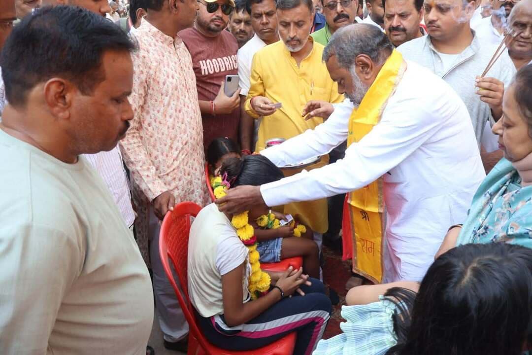 ग्वालियर दक्षिण में विकास कार्यों की श्रृंखला लगातार जारी रहेगी – मंत्री श्री कुशवाह
मुख्यमंत्री अधोसंरचना मद से 45.24 लाख की लागत से बनने जा रही सड़क का हुआ भूमिपूजन
ग्वालियर दक्षिण में विकास कार्यों की श्रृंखला लगातार जारी रहेगी। सरकार क्षेत्र की प्रत्येक बस्ती में सड़क, बिजली, पेयजल इत्यादि बुनियादी सुविधाओं के विस्तार के लिये प्रतिबद्ध है। इस आशय के विचार सामाजिक न्याय, दिव्यांगजन सशक्तिकरण, उद्यानिकी एवं खाद्य प्रसंस्करण मंत्री श्री नारायण सिंह कुशवाह ने शहर के वार्ड-44 के अंतर्गत खुर्जेवाला मोहल्ला दौलतगंज में डामरीकृत सड़क के भूमिपूजन कार्यक्रम में व्यक्त किए।
मंत्री श्री कुशवाह ने मुख्यमंत्री अधोसंरचना मद से लगभग 45 लाख 24 हजार रुपए की लागत से बनने जा रही इस डामरीकृत सड़क का भूमिपूजन कन्या पूजन एवं मशीन की पूजा के साथ किया। इस सड़क का निर्माण दौलतगंज में नमकीन वाली दुकान से मैथलीशरण गुप्त का चौराहा होते हुए खुर्जेवाला मोहल्ला तक किया जायेगा।
सड़क के भूमिपूजन कार्यक्रम में पूर्व विधायक श्री रमेश अग्रवाल, पार्षद श्रीमती यामिनी परांडे तथा सर्वश्री कनवर मंगलानी, कमल माखीजानी, प्रिंस मझवार व श्रीमती रामबाई पाल सहित अन्य स्थानीय जनप्रतिनिधिगण एवं क्षेत्रीय नागरिक मौजूद थे।
#gwalior
PRO Gwalior
Jansampark Madhya Pradesh
CM Madhya Pradesh