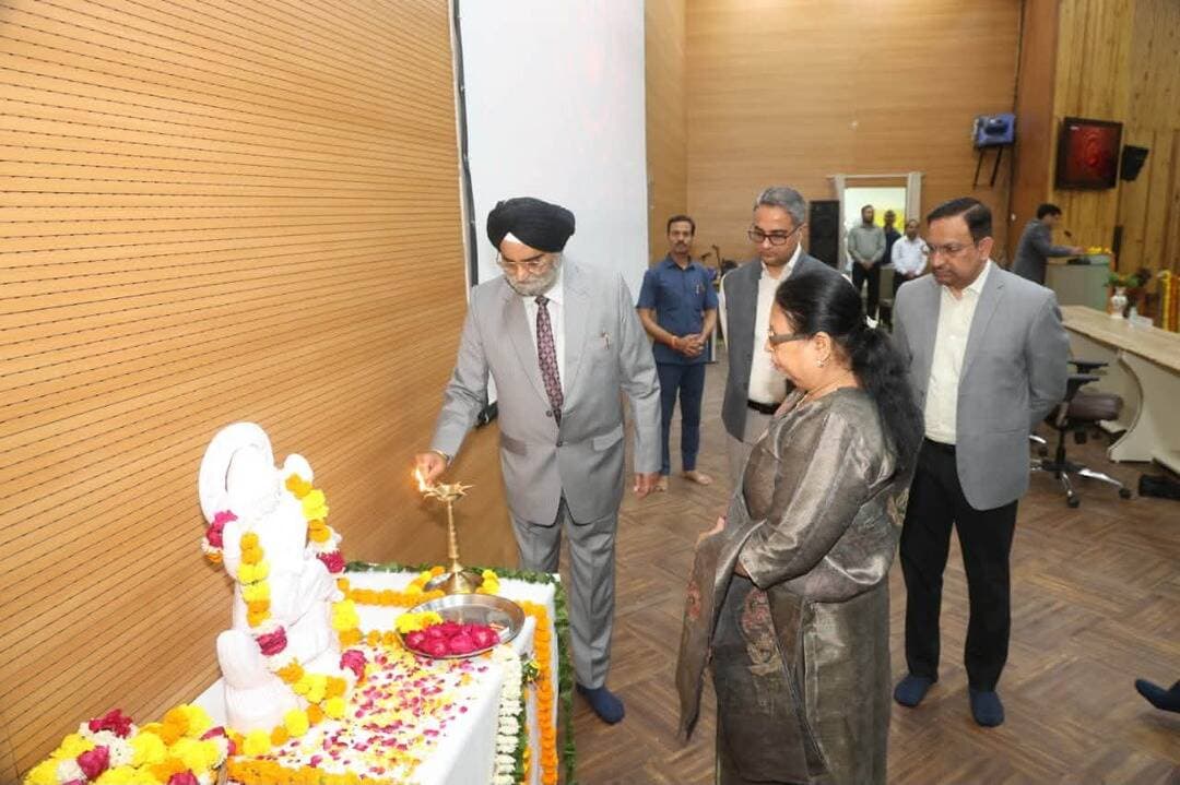 समर्पित और ईमानदार प्रयास पुरस्कार से अधिक महत्वपूर्ण – प्रशासनिक न्यायाधिपति श्री अहलूवालिया
किसी भी प्रतियोगिता में प्रतिभागी बनना ही सफलता की राह पर चलने की शुरूआत
उच्च न्यायालय खण्डपीठ ग्वालियर में आयोजित हुईं प्रतियोगितायें
बच्चों ने बिखेरी प्रतिभा की चमक, 120 प्रतिभागियों ने लिया उत्साहपूर्वक भाग
उच्च न्यायालय खण्डपीठ ग्वालियर में शनिवार को आयोजित ‘उल्लास’ कार्यक्रम में उच्च न्यायालय के अधिकारियों एवं कर्मचारियों के बच्चों ने गायन, नृत्य, निबंध लेखन, चित्रकला, वादन और फैंसी ड्रेस सहित विभिन्न विधाओं में अपनी प्रतिभा का प्रदर्शन किया। इस अवसर पर प्रशासनिक न्यायाधिपति एवं उच्च न्यायालय विधिक सेवा समिति ग्वालियर के सह-अध्यक्ष न्यायमूर्ति श्री जी. एस. अहलूवालिया ने बच्चों को प्रेरित करते हुए कहा कि किसी भी प्रतियोगिता में प्रतिभागी बनना ही सफलता की राह पर आगे बढ़ने की शुरुआत है। जीवन में सफलता के लिए संयमित सोच, दृढ़ संकल्प, एकाग्रता और निरंतर प्रयास आवश्यक हैं। उन्होंने बच्चों से कहा कि प्रतियोगिता में पुरस्कार प्राप्त न कर पाने पर निराश होने के बजाय अपने प्रयासों और सीखने की प्रक्रिया पर विश्वास बनाए रखें, क्योंकि जीवन में स्थान से अधिक महत्व समर्पण और ईमानदारी से किए गए प्रयास का है।
उच्च न्यायालय की ग्वालियर खण्डपीठ परिसर में आयोजित इस कार्यक्रम का उद्देश्य खण्डपीठ में पदस्थ अधिकारियों एवं कर्मचारियों तथा सुरक्षा व्यवस्था में तैनात पुलिसकर्मियों के बच्चों की बौद्धिक क्षमता, रचनात्मकता और बहुमुखी प्रतिभा को प्रोत्साहित करना था। कार्यक्रम में विभिन्न आयु वर्गों के कुल 120 बच्चों ने उत्साहपूर्वक सहभागिता की।
छह विधाओं में बच्चों ने दिखाई प्रतिभा
‘उल्लास’ कार्यक्रम के अंतर्गत गायन कला, नृत्य कला, निबंध लेखन, चित्रकला, वादन कला और फैंसी ड्रेस प्रतियोगिताओं का आयोजन किया गया। प्रत्येक विधा में प्रतिभागियों को तीन आयु वर्गों—0 से 8 वर्ष, 9 से 14 वर्ष तथा 15 से 18 वर्ष—में विभाजित किया गया था। प्रत्येक विधा और आयु वर्ग में प्रथम तीन स्थान प्राप्त करने वाले प्रतिभागियों को प्रमाण-पत्र एवं पुरस्कार प्रदान किए गए।
अभिभावकों के प्रोत्साहन को बताया महत्वपूर्ण
प्रशासनिक न्यायाधिपति श्री जी. एस. अहलूवालिया ने बच्चों की सहभागिता की सराहना करते हुए सभी अभिभावकों के प्रति विशेष आभार व्यक्त किया। उन्होंने बच्चों को प्रतियोगिताओं में भाग लेने के लिए प्रोत्साहित करने में अभिभावकों की भूमिका को महत्वपूर्ण बताया। कार्यक्रम का संदेश रहा कि प्रतियोगिताओं में सहभागिता बच्चों में आत्मविश्वास, अनुशासन, रचनात्मकता और सकारात्मक प्रतिस्पर्धा की भावना विकसित करने का सशक्त माध्यम है।
न्यायमूर्तियों एवं अधिकारियों की रही उपस्थिति
कार्यक्रम में प्रशासनिक न्यायाधिपति न्यायमूर्ति श्री जी. एस. अहलूवालिया के साथ न्यायमूर्ति श्री आशीष श्रोती, न्यायमूर्ति श्री पुष्पेन्द्र यादव, ग्वालियर के प्रधान जिला न्यायाधीश श्री ललित किशोर, उच्च न्यायालय की ग्वालियर खण्डपीठ के प्रिंसिपल रजिस्ट्रार श्री राजीव के. पाल, ओएसडी श्री ऋतुराज सिंह चौहान, पुलिस सुरक्षा अधिकारी तथा अन्य अधिकारी एवं कर्मचारी उपस्थित रहे।
‘उल्लास’ कार्यक्रम उच्च न्यायालय की संस्थागत गतिविधियों में रचनात्मकता और संवेदनशीलता को प्रोत्साहित करने की एक सराहनीय पहल के रूप में सामने आया। इस आयोजन ने अधिकारियों एवं कर्मचारियों के परिवारों को एक साझा मंच प्रदान करने के साथ बच्चों की प्रतिभा को पहचानने, निखारने और उन्हें आगे बढ़ने के लिए प्रेरित करने का अवसर उपलब्ध कराया।
#gwalior
PRO Gwalior
Jansampark Madhya Pradesh
CM Madhya Pradesh