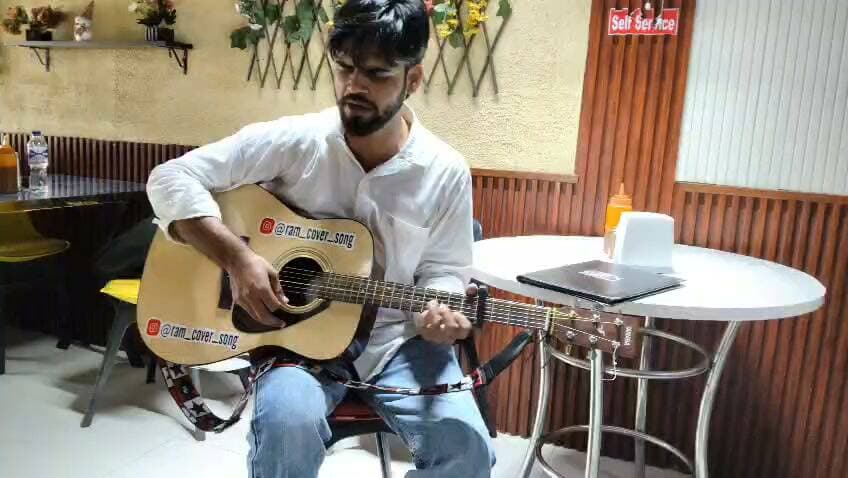 🎸🎶 गिटार की मधुर धुनों ने बांधा समां, यादगार बन गई मुलाकात! ❤️
✨ जिंदगी में कुछ मुलाकातें ऐसी होती हैं, जो दिल में हमेशा के लिए बस जाती हैं!
आज अरशद हाशमी जी से अचानक हुई मुलाकात उस समय और भी खास बन गई, जब उनके गिटार की मधुर धुनों ने माहौल को संगीतमय बना दिया। 🎸🎵 उनकी शानदार प्रस्तुति ने मौजूद लोगों का मन मोह लिया और हर तरफ खुशी का माहौल छा गया। लोगों ने उनकी संगीत कला की जमकर सराहना की। 👏❤️
🎉 आपके हर खास मौके पर संगीत का जादू!
🎂 जन्मदिन | 💍 शादी | 🎊 सालगिरह | 🥳 पार्टी एवं अन्य समारोह
अपने खास पलों को गिटार की सुरीली धुनों से और भी यादगार बनाने के लिए संपर्क करें।
🎸 गिटार वादक: अरशद हाशमी जी
📞 संपर्क नंबर: 7080887547
🎶 संगीत हो दिल से, तो हर पल बन जाता है यादगार! ❤️
Public maharajganj
#Guitarist #ArshadHashmi #LiveMusic #GuitarMusic #MusicalMoments #BirthdayParty #WeddingMusic #PublicMaharajganj