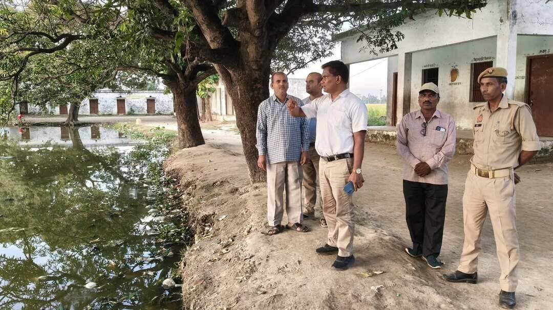 🚨 **बागापार में छठ घाट निर्माण की जगी उम्मीद, पीडी ने किया स्थलीय निरीक्षण**
📍 **महराजगंज।** बागापार में छठ व्रतियों और श्रद्धालुओं के लिए अच्छी खबर है। जनता जूनियर हाईस्कूल के बगल स्थित तालाब पर छठ घाट निर्माण की मांग को लेकर जिलाधिकारी को ज्ञापन सौंपा गया था। मंगलवार को जिलाधिकारी के निर्देश पर परियोजना निदेशक/खंड विकास अधिकारी सदर रामदरस चौधरी ने मौके पर पहुंचकर निरीक्षण किया।
तालाब की स्थिति और घाट निर्माण की जरूरत का जायजा लेने के बाद स्थानीय लोगों में निर्माण की उम्मीद बढ़ गई है। छठ घाट बनने से व्रतियों और श्रद्धालुओं को पूजा-अर्चना में सुविधा मिलने के साथ आयोजन को सुरक्षित और व्यवस्थित बनाने में मदद मिलेगी।
इस दौरान सामाजिक कार्यकर्ता रवींद्र जैन, राजकुमार मोदनवाल, शेषनाथ मोदनवाल, दीपक जायसवाल, रहमत अली सहित अन्य लोग मौजूद रहे।
Public maharajganj
#PublicMaharajganj #Maharajganj #Bagapar #छठ_पूजा #छठ_घाट #महराजगंज_न्यूज #ChhathPuja #UPNews