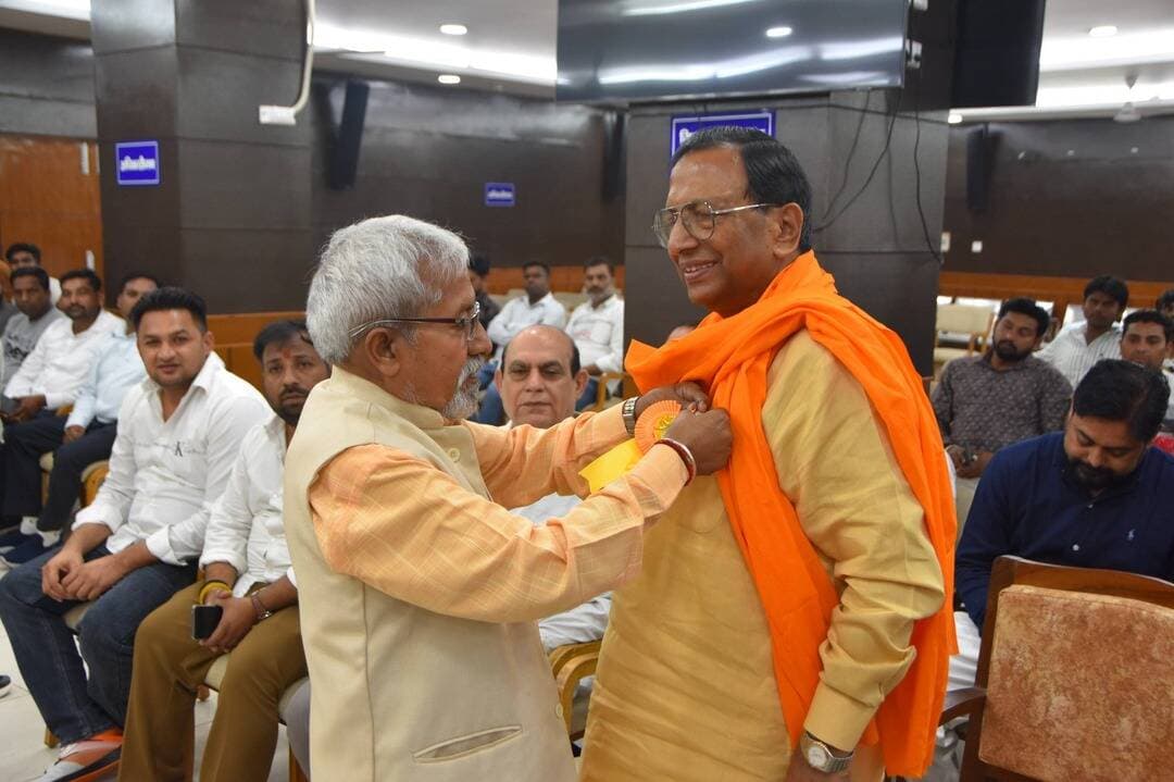 महर्षि वाल्मीकि की शिक्षाएं आज भी प्रासंगिक: प्रमोद विज
सरकार कर रही है वंचितों और शोषितों के उत्थान के लिए कार्य
हर समर्थ परिवार को गरीब परिवार का देना होगा साथ
महर्षि वाल्मीकि जयंती पर जिला सचिवालय में हुआ कार्यक्रम आयोजित।
पानीपत शहरी विधायक प्रमोद कुमार विज ने सोमवार को जिला सचिवालय सभागार में महर्षि वाल्मीकि जयंती दिवस पर आयोजित जिला स्तरीय कार्यक्रम में संबोधित करते हुए कहा कि महर्षि वाल्मीकि द्वारा रचित रामायण हमें सिखाती है कि हमें गरीबों के उत्थान के लिए सदैव आगे रहना चाहिए और इस कार्य को समृद्ध और समर्थ परिवार आगे बढ़ा सकते हैं। गरीब और वंचित लोगों को मुख्य धारा में लाने के लिए हम सबको एकजुट होकर के काम करना होगा तभी महर्षि वाल्मीकि द्वारा बताए गए सम्मान और समानता के रास्ते पर आगे बढ़ा जा सकता है। उन्होंने कहा कि महर्षि वाल्मीकि न केवल आदि कवि थे, बल्कि उन्होंने भारत की आत्मा को शब्दों में पिरोया। रामायण जैसे कालजयी महाकाव्य के रचयिता महर्षि वाल्मीकि ने मानवता, करुणा और समरसता का संदेश दिया, जो आज भी उतना ही प्रासंगिक है।
उन्होंने कहा कि वे स्वयं को सौभाग्यशाली मानते हैं कि उन्हें इस पावन अवसर पर समाज के बीच आने का अवसर मिला। वाल्मीकि समाज ने राष्ट्र निर्माण में महत्वपूर्ण योगदान दिया है। स्वच्छता, सेवा और समर्पण की भावना इस समाज की विशेष पहचान है। उन्होंने बताया कि पानीपत में वाल्मीकि समाज के लिए 32 भवनों का निर्माण करवाया गया है जिसमें समाज के विभिन्न भाईचारे के कार्य सम्पन्न करवाए जा सके। सरकार महापुरुषों की शिक्षाओं को जन-जन तक पहुंचाने के लिए संत महापुरुष विचार सम्मान एवं प्रसार योजना चला रही है और जल्द ही समरसता विरासत केंद्र भी स्थापित किए जाएंगे। उन्होंने कहा कि रामायण की शिक्षा अद्वितीय है। सत्य पर चलकर ही जीवन को जिया जा सकता है।
विधायक प्रमोद विज ने कहा कि महर्षि वाल्मीकि की शिक्षाओं को याद रखना चाहिए और उन्हें मन में बसाते हुए समाज को आगे बढ़ाने का काम करना चाहिए। यही मानवता की सच्ची भावना है। आज सरकार जिस तरह से विभिन्न ऋर्षियों और महर्षियों की जयंती सरकारी स्तर पर मना रही है उससे सामाजिक एकता का सूत्रपात हुआ है। आपस में एकजुट रहना ही समाज की सबसे बड़ी ताकत है।
भाजपा नेता प्राण रत्नाकर ने कहा कि वाल्मीकि केवल कवि या ऋषि ही नहीं, एक महान शिक्षक भी थे। उन्होंने लव और कुश को न केवल वेद-वेदांगों की शिक्षा दी, बल्कि रामायण की कथा भी सिखाई। बालकों को नैतिक शिक्षा, शौर्य और विनम्रता का पाठ भी पढ़ाया। उन्होंने महर्षि वाल्मीकि से जुड़े कई व्यख्यान भी उपस्थित लोगों को बताए और उनके मार्ग पर चलने की अपील की। कार्यक्रम में विधायक प्रमोद विज को वाल्मीकि समाज की ओर से स्मृति चिन्ह भी प्रदान किया गया। कार्यक्रम का शुभारम्भ महर्षि वाल्मीकि के चित्र के समक्ष दीप प्रज्जवलित कर किया गया।
इस मौके पर एसडीएम समालखा अमित कुमार, जिला सूचना एवं जनसम्पर्क अधिकारी सुनील बसताड़ा, जिला कल्याण अधिकारी सत्यवान ढिल्लोड, निगम पार्षद रॉकी गहलोत, अनील मदान, जिला विजलेंस कमेटी सदस्य सतप्रकाश वैद, गोविन्दा लाहौट, धीरज उग्राखेड़ी इत्यादि उपस्थित रहे।