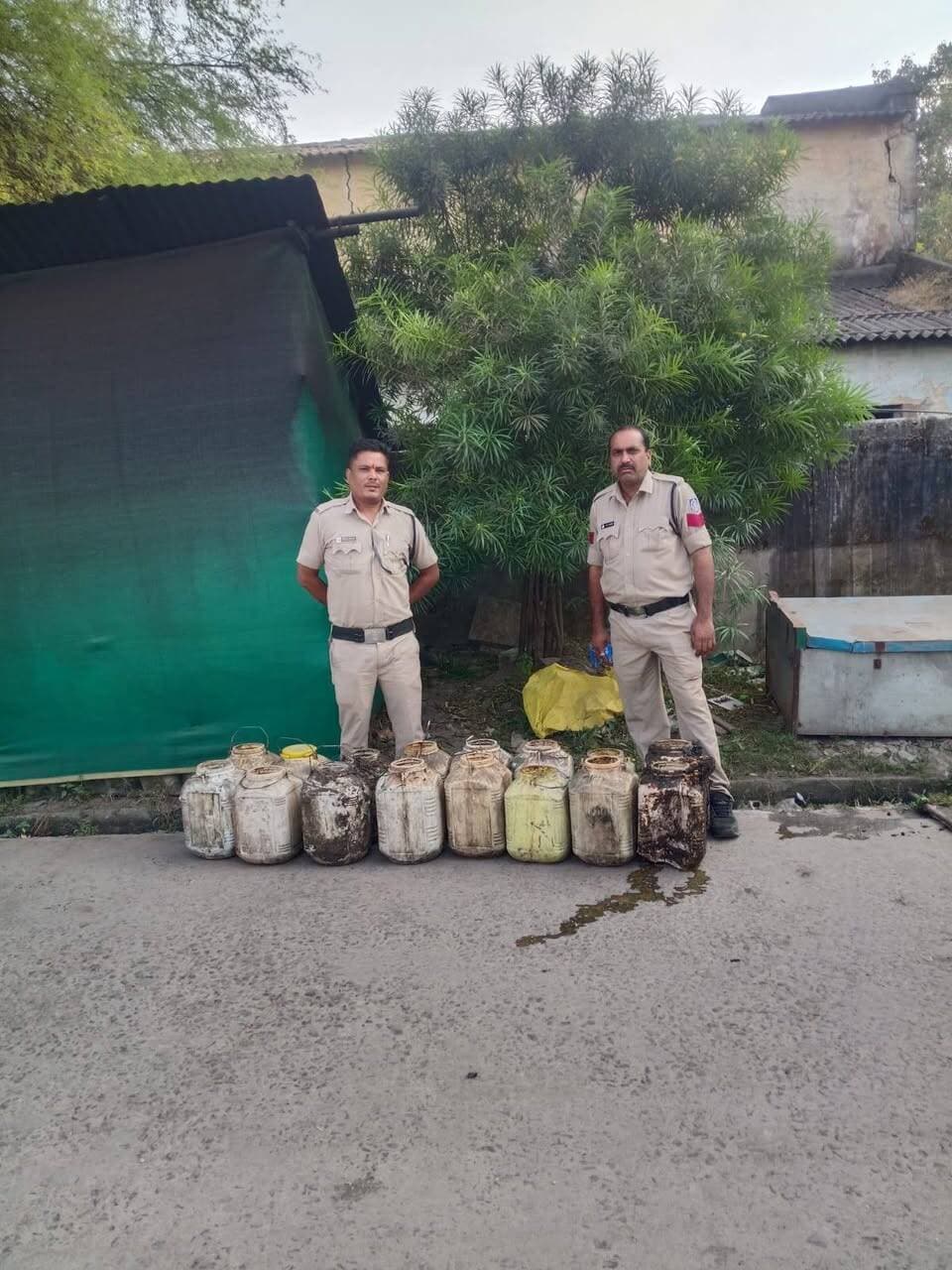 इटारसी में अवैध मदिरा के विरुद्ध आबकारी विभाग की कार्रवाई, 3 प्रकरण दर्ज
कलेक्टर श्री आशीष वशिष्ठ के आदेशानुसार और जिला आबकारी अधिकारी डॉ. राजीव प्रसाद द्विवेदी के मार्गदर्शन में अवैध मदिरा विक्रय के खिलाफ चलाए जा रहे अभियान के तहत मंगलवार को वृत्त इटारसी शहर में कार्रवाई की गई।
आबकारी विभाग की टीम ने नाला मोहल्ला, गरीबी लाइन, सूरजगंज और भाट मोहल्ला क्षेत्र में दबिश देकर मध्यप्रदेश आबकारी अधिनियम के तहत कुल 3 प्रकरण कायम किए। कार्रवाई में लगभग 180 किलो महुआ लाहन, 20 लीटर हाथभट्टी मदिरा और 45 पाव अंग्रेजी व्हिस्की जब्त की गई। जब्त सामग्री की अनुमानित कीमत 29,650 रुपये आंकी गई।
कार्रवाई में वृत्त प्रभारी सहायक जिला आबकारी अधिकारी रमेश अहिरवार, प्रधान आबकारी आरक्षक राजेश गौर, आबकारी आरक्षक धर्मेंद्र बारंगे, विकास लोखंडे और महिला आरक्षक भावना यादव का योगदान रहा।
#narmadapuram CM Madhya Pradesh Dr Mohan Yadav Jansampark Madhya Pradesh General Administration Department, MP Home Department of Madhya Pradesh