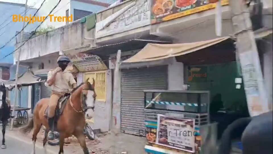आरा में अब घोड़े पर सवार पुलिसकर्मियों की यह टीम सुबह के वक्त संदिग्ध गतिविधियों पर पैनी नजर रखेगी और किसी भी आपात स्थिति में त्वरित सहायता सुनिश्चित करेगी। 👍 👍
सुरक्षा को और मजबूत करने के लिए पुलिस द्वारा अश्वारोही विशेष सशस्त्र पुलिस के द्वारा मॉर्निंग वॉक के समय पार्कों और मुख्य मार्गों पर अश्वारोही पुलिस की सख्त गश्त शुरू
सुबह टहलने वाले नागरिकों, महिलाओं और बुजुर्गों को पूरी तरह सुरक्षित माहौल मिलेगा।