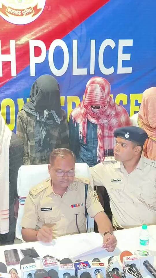 🔴 LIVE UPDATE | बड़ी खबर
गिरिडीह SP डॉ. बिमल कुमार की प्रेस कॉन्फ्रेंस।
