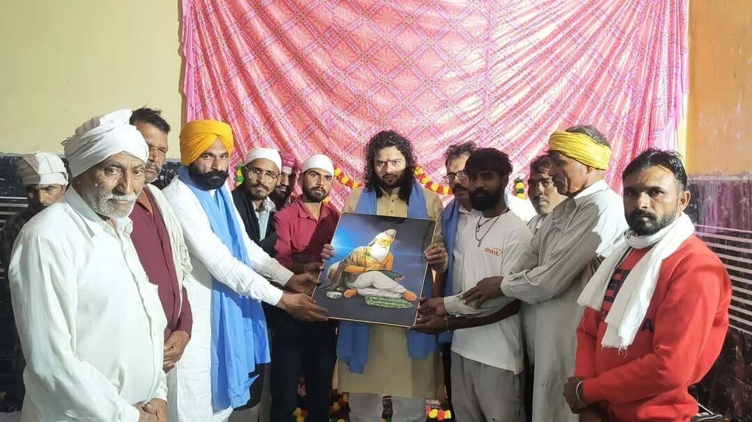 गांव छापर में महर्षि वाल्मीकि जयंती पर सत्संग का आयोजन,
सफीदों :25 अक्तूबर:सफीदों क्षेत्र के गांव छापर में महर्षि वाल्मीकि जयंती के उपलक्ष्य में सत्संग का आयोजन किया गया। इस दौरान समाजसेवी आचार्य विकास कुमार ने गांव छापर पहुंचकर संगत के साथ महर्षि वाल्मीकि जी के सत्संग का आनंद लिया और उनके विचारों को नमन किया। सत्संग के दौरान श्रद्धालुओं ने महर्षि वाल्मीकि जी की शिक्षाओं को याद करते हुए उनके बताए मार्ग पर चलने का संकल्प लिया।
इस अवसर पर जीवन रंगा की टीम सुरज सालवन सचिन सिवाच शेखर रंगा ने महर्षि वाल्मीकि जी की वाणी एवं भजनों का गुणगान कर संगत को भावविभोर कर दिया। भक्ति संगीत से पूरा वातावरण भक्तिमय हो गया और उपस्थित श्रद्धालु सत्संग में लीन नजर आए
इस अवसर पर आचार्य विकास कुमार ने कहा कि महर्षि वाल्मीकि जी का जीवन और उनकी शिक्षाएं संपूर्ण मानव समाज के लिए प्रेरणास्रोत हैं। उनकी वाणी हमें आपसी भेदभाव मिटाकर प्रेम, भाईचारे और समानता के साथ रहने की सीख देती है। उन्होंने कहा कि महापुरुषों की जयंती मनाने का वास्तविक उद्देश्य उनकी शिक्षाओं को अपने जीवन में अपनाना और उन्हें नई पीढ़ी तक पहुंचाना है। ऐसे धार्मिक एवं सामाजिक आयोजन समाज में एकता और सद्भाव को मजबूत करने में अहम भूमिका निभाते हैं।
कार्यक्रम में गांव के पूर्व सरपंच रत्न सिंह मान, पंचायत सदस्य मिंटू सलिदर विजय पाले राम कृष्ण जयभगवान सुमेर फुलिया सहित अन्य ग्रामीण एवं श्रद्धालु मौजूद रहे