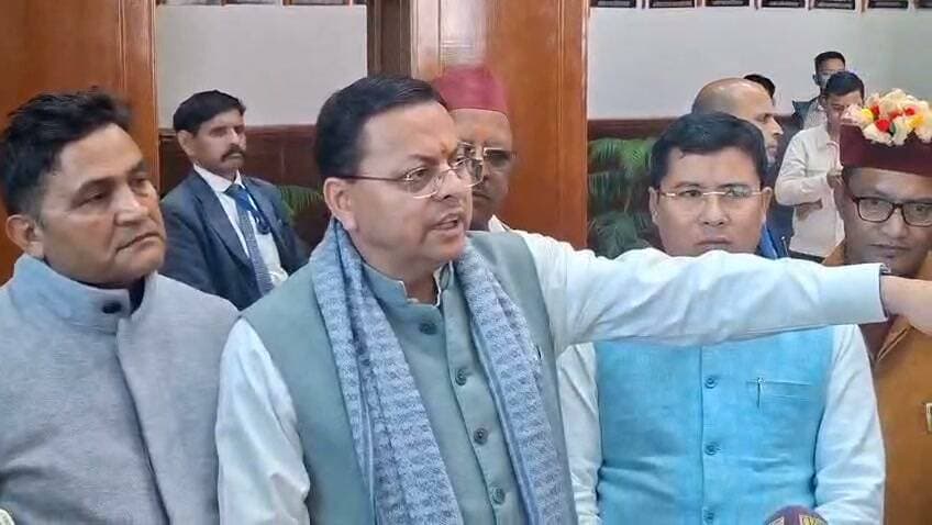 गैरसैण मे मंत्री रेखा आर्य के पक्ष मे उतरे सीएम धामी
रेखा आर्य गिरधारी लाल साहू प्रकरण पर फिर बोले सीएम
बोले 22, 24 साल शादी शुदा रहें, जब मंत्री ने गलत करने से मना कर दिया तो गलत गलत आरोप लगने लगे
कांग्रेस पर निशाना साधते हुए बोले सीएम धामी
सबसे बड़े घोटालेबाज कांग्रेस वाले हैं
70 साल हम कह रहे, कांग्रेस सबसे बड़ी भ्रष्टाचार पार्टी, सीएम