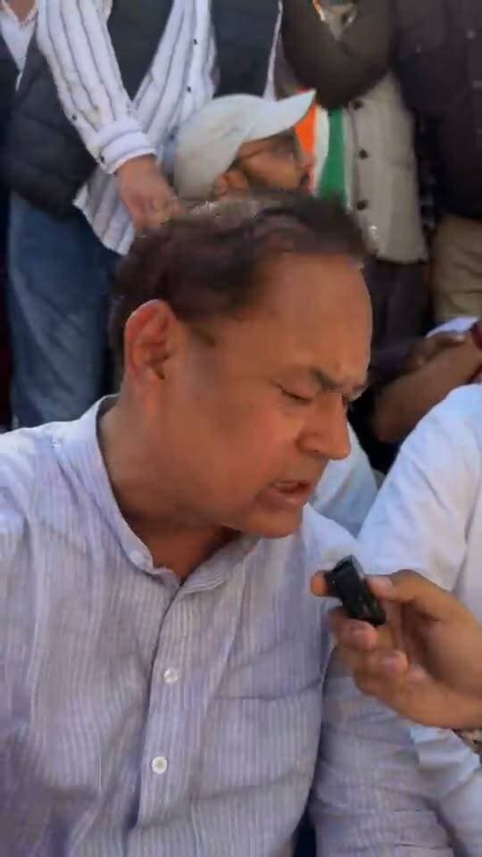 गैरसैंण विधानसभा घेराव: जनहित के मुद्दों पर कांग्रेस ने बुलंद की आवाज़
प्रदेश कांग्रेस कमेटी के आह्वान पर गैरसैंण विधानसभा घेराव में प्रतिभाग कर महंगाई, बेरोजगारी और प्रदेश की ज्वलंत जनसमस्याओं को लेकर जनता की आवाज़ बुलंद की।
पुलिस द्वारा रोके जाने के बावजूद कांग्रेस कार्यकर्ताओं का हौसला कमजोर नहीं पड़ा। जनता के अधिकारों, युवाओं के रोजगार और आमजन की समस्याओं को लेकर कांग्रेस का संघर्ष लगातार जारी रहेगा।
जनता की आवाज़, कांग्रेस का संकल्प! ✊
#INCUttarakhand #Gairsain #UttarakhandCongress #विधानसभा_घेराव #महंगाई #बेरोजगारी #जनहित #जनता_की_आवाज
