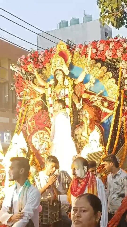 बहराइच शहर वजीरबाग टीकेश्वर नाथ मंदिर मां दुर्गा प्रतिमा विसर्जन शोभायात्रा ।