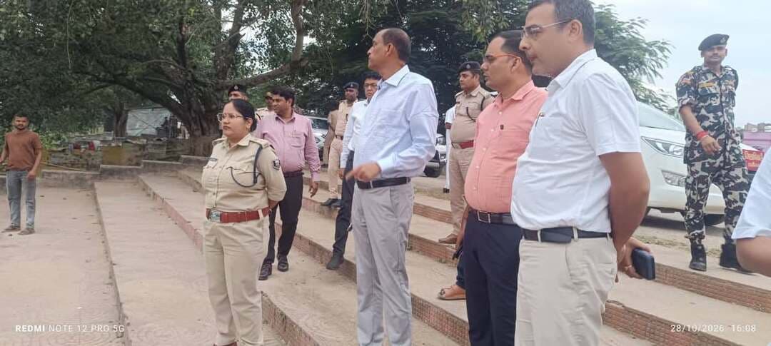 छठ घाटों से सड़क निर्माण तक डीएम का निरीक्षण, बड़हिया CHC में गंदे बेडशीट पर जताई नाराजगी
लखीसराय। जिला पदाधिकारी शैलेंद्र कुमार ने बुधवार को जिले के विभिन्न छठ घाटों, सड़क निर्माण कार्यों और बड़हिया सामुदायिक स्वास्थ्य केंद्र (CHC) का स्थलीय निरीक्षण किया। इस दौरान उन्होंने छठ घाटों पर तैयारियों को दुरुस्त करने, सड़क निर्माण कार्य में तेजी लाने और अस्पताल में मरीजों को बेहतर स्वास्थ्य सुविधाएं उपलब्ध कराने का निर्देश दिया। बड़हिया CHC में बेडशीट और चादर नियमित रूप से नहीं बदले जाने पर डीएम ने नाराजगी जताई तथा प्रखंड स्वास्थ्य प्रबंधक (BHM) के विरुद्ध नियमानुसार कार्रवाई करने का निर्देश दिया।
निरीक्षण के क्रम में डीएम ने परिया पोखर एवं अष्टघटी छठ घाट का जायजा लेकर संबंधित अधिकारियों को आवश्यक निर्देश दिए। इसके बाद रामपुर रोड क्रॉसिंग का निरीक्षण किया। दुर्घटना की आशंका को देखते हुए एनएच के संबंधित पदाधिकारियों को आवश्यक स्थानों पर साइन बोर्ड, स्पीड ब्रेकर और एनएच-80 पर यातायात सुरक्षा संकेतक लगाने की दिशा में कार्रवाई करने को कहा।
डीएम ने सुरजीचक स्थित हरूहर नदी पुल के समीप पथ निर्माण विभाग द्वारा निर्माणाधीन टोल प्लाजा स्थल का भी निरीक्षण किया। यहां टोल प्लाजा सह वे-ब्रिज निर्माण के लिए स्थल चयन की संभावनाओं का जायजा लिया। साथ ही रामपुर-बड़हिया सड़क के चार छूटे हुए स्थानों पर निर्माण कार्य पूरा कराने का निर्देश दिया। खुटहा होते हुए बड़हिया पहुंचकर उन्होंने सड़क निर्माण कार्य की प्रगति की समीक्षा की और कार्य में तेजी लाकर निर्धारित समय में पूरा करने को कहा। निर्माण के दौरान किसी प्रकार का विवाद होने पर अनुमंडल पदाधिकारी, बड़हिया से समन्वय स्थापित कर समस्या का शीघ्र समाधान कराने का निर्देश कार्यपालक अभियंता को दिया।
गंदे बेडशीट पर भड़के डीएम, BHM पर कार्रवाई का निर्देश
सड़क निर्माण कार्यों के निरीक्षण के बाद डीएम ने बड़हिया CHC का औचक निरीक्षण किया। इस दौरान उन्होंने अस्पताल में भर्ती तीन मरीजों से बातचीत कर उनके स्वास्थ्य और इलाज की जानकारी ली। मरीजों ने चिकित्सा सेवाओं और अस्पताल की व्यवस्था पर संतोष जताया। हालांकि, एक मरीज ने बेड पर गंदी चादर होने की शिकायत की।
इस पर डीएम ने नाराजगी व्यक्त करते हुए प्रतिदिन बेडशीट और चादर बदलने की व्यवस्था सुनिश्चित नहीं किए जाने को गंभीर लापरवाही माना। उन्होंने BHM के विरुद्ध नियमानुसार कार्रवाई करने का निर्देश दिया। निरीक्षण के दौरान BHM स्वयं अनुपस्थित पाए गए।
डीएम ने बड़हिया CHC में अल्ट्रासाउंड सुविधा शीघ्र शुरू करने, ऑक्सीजन की पर्याप्त उपलब्धता बनाए रखने और मरीजों की ABHA ID बनाने का कार्य लगातार जारी रखने का निर्देश दिया। उन्होंने स्पष्ट किया कि अस्पताल में आने वाले मरीजों को बेहतर स्वास्थ्य सुविधाएं उपलब्ध कराना प्रशासन की प्राथमिकता है। साफ-सफाई और बुनियादी सुविधाओं में किसी भी प्रकार की लापरवाही बर्दाश्त नहीं की जाएगी।
निरीक्षण के दौरान अपर समाहर्ता नीरज कुमार, उप विकास आयुक्त सुमित कुमार, अनुमंडल पदाधिकारी प्रभाकर कुमार, पथ प्रमंडल लखीसराय के कार्यपालक अभियंता, संबंधित प्रखंड विकास पदाधिकारी सहित अन्य अधिकारी मौजूद रहे।