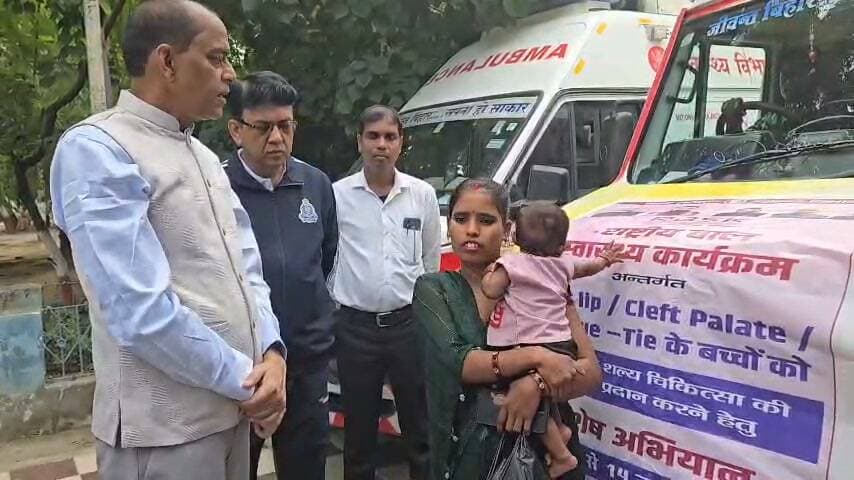 आरबीएसके के तहत 12 बच्चों को निःशुल्क इलाज के लिए पटना भेजा गया
लखीसराय। राष्ट्रीय बाल स्वास्थ्य कार्यक्रम (आरबीएसके) के तहत जन्मजात दोष एवं गंभीर बीमारियों से ग्रसित बच्चों को बेहतर स्वास्थ्य सुविधा उपलब्ध कराने की दिशा में स्वास्थ्य विभाग की ओर से पहल की गई है। इसी क्रम में बुधवार, 28 अक्टूबर 2026 को लखीसराय जिले के 12 बच्चों को निःशुल्क जांच, उपचार एवं आवश्यक सर्जरी के लिए कर्जी अस्पताल, पटना भेजा गया। इनमें कटे होंठ एवं तालू जैसी जन्मजात समस्याओं से ग्रसित बच्चे शामिल हैं।
राष्ट्रीय बाल स्वास्थ्य कार्यक्रम के तहत 4D यानी जन्मजात दोष, विकासात्मक विलंब, पोषण संबंधी कमियों एवं बीमारियों से ग्रसित बच्चों की पहचान कर उन्हें आवश्यक चिकित्सा सुविधा उपलब्ध कराई जाती है। इसके लिए जिले में स्वास्थ्य विभाग की टीम नियमित रूप से बच्चों की स्क्रीनिंग करती है। कार्यक्रम के अंतर्गत जिले में दो आयुष चिकित्सक, एक फार्मासिस्ट एवं एक एएनएम बच्चों की स्वास्थ्य जांच और बीमारियों की पहचान में महत्वपूर्ण भूमिका निभा रहे हैं।
आरबीएसके के माध्यम से चिन्हित बच्चों को जरूरत के अनुसार उच्च चिकित्सा संस्थानों में भेजकर निःशुल्क उपचार एवं सर्जरी की सुविधा दी जाती है। इससे बच्चों को समय पर इलाज मिल रहा है और उनके बेहतर स्वास्थ्य के साथ सामान्य जीवन जीने की संभावनाएं बढ़ रही हैं।
स्वास्थ्य विभाग के अनुसार, वित्तीय वर्ष 2026-27 में अब तक जिले में कुल 71,505 बच्चों की स्क्रीनिंग की जा चुकी है। इनमें जन्मजात दोष से ग्रसित 65 बच्चों की पहचान कर उनकी निःशुल्क सर्जरी कराई गई है।
जिला स्वास्थ्य विभाग बच्चों में बीमारियों की शीघ्र पहचान, नियमित स्वास्थ्य जांच और जरूरतमंद बच्चों को समुचित उपचार उपलब्ध कराने के लिए लगातार प्रयास कर रहा है।
इस अवसर पर उप विकास आयुक्त सुमित कुमार, सिविल सर्जन डॉ. जयप्रकाश सिंह, डीपीएम सुधांशु लाल सहित संबंधित पदाधिकारी एवं अन्य कर्मी उपस्थित रहे।