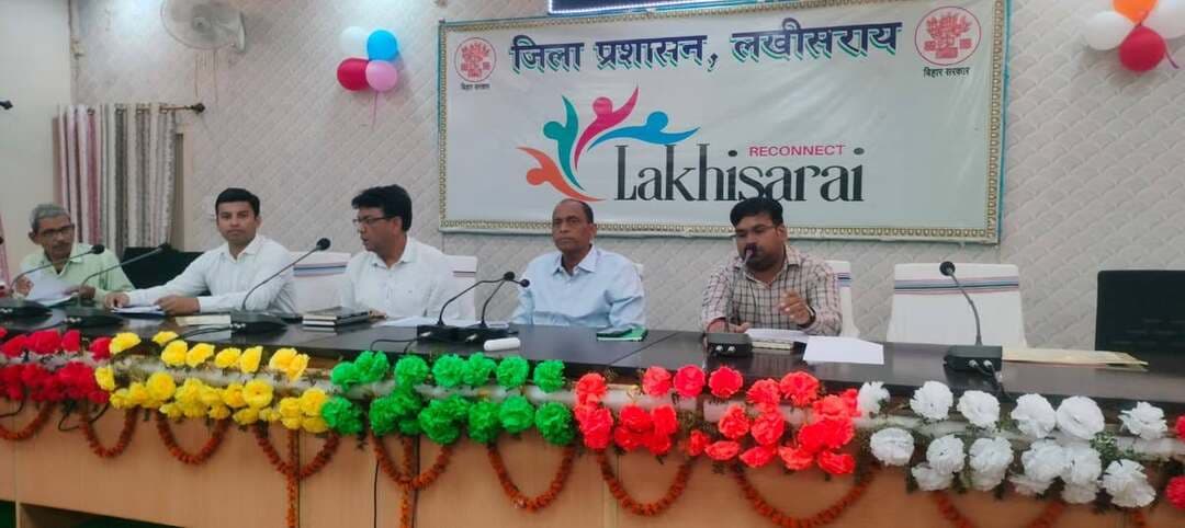 उद्योग योजनाओं के लंबित आवेदनों का जल्द करें निष्पादन, ऋण स्वीकृति में लाएं तेजी : डीएम
लखीसराय। समाहरणालय स्थित मंत्रणा कक्ष में जिलाधिकारी शैलेन्द्र कुमार की अध्यक्षता में उद्योग विभाग की विभिन्न योजनाओं की समीक्षा बैठक आयोजित की गई। बैठक में डीएम ने लंबित आवेदनों का शीघ्र निष्पादन करने तथा पात्र लाभुकों को ऋण स्वीकृति और वितरण में तेजी लाने का निर्देश संबंधित बैंक अधिकारियों को दिया।
बैठक के दौरान प्रधानमंत्री सूक्ष्म खाद्य प्रसंस्करण उद्यम उन्नयन योजना (PMFME), प्रधानमंत्री रोजगार सृजन कार्यक्रम (PMEGP), मुख्यमंत्री उद्यमी योजना, बिहार लघु उद्यमी योजना, बिहार स्टार्टअप योजना एवं प्रधानमंत्री विश्वकर्मा योजना की प्रगति की बिंदुवार समीक्षा की गई।
डीएम ने PMFME एवं PMEGP के तहत लंबित आवेदनों पर समयबद्ध कार्रवाई करते हुए पात्र आवेदकों को स्वरोजगार और उद्यम स्थापना के लिए ऋण उपलब्ध कराने पर जोर दिया। वहीं, मुख्यमंत्री उद्यमी योजना एवं बिहार लघु उद्यमी योजना के लाभुकों को निर्धारित प्रावधानों के अनुरूप सहायता उपलब्ध कराने तथा उनकी इकाइयों की स्थापना में आवश्यक सहयोग देने का निर्देश दिया।
उन्होंने बिहार स्टार्टअप योजना के माध्यम से नवाचार और नए उद्यमों को बढ़ावा देने के साथ प्रधानमंत्री विश्वकर्मा योजना के तहत पारंपरिक कारीगरों एवं शिल्पकारों को प्रशिक्षण, टूलकिट प्रोत्साहन और ऋण सुविधा उपलब्ध कराने पर भी बल दिया।
जिलाधिकारी ने कहा कि जिला उद्योग केंद्र और बैंकों के बीच बेहतर समन्वय स्थापित कर पात्र लाभुकों को बिना अनावश्यक विलंब के योजनाओं का लाभ दिलाना सुनिश्चित करें। उन्होंने योजनाओं की नियमित समीक्षा एवं प्रभावी अनुश्रवण करने का भी निर्देश दिया।
बैठक में उप विकास आयुक्त सुमित कुमार, जिला उद्योग केंद्र के महाप्रबंधक रूपेश कुमार झा, बैंकिंग शाखा के पदाधिकारी, विभिन्न बैंकों के प्रतिनिधि एवं संबंधित विभागों के अधिकारी उपस्थित थे।