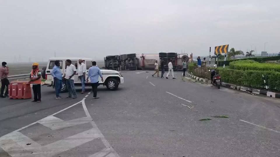 बेगूसराय के सिमरिया सिक्स लाइन पुल पर अचानक गैस भरी हाईवे पलट गई बड़ा हादसा होने से बच गया