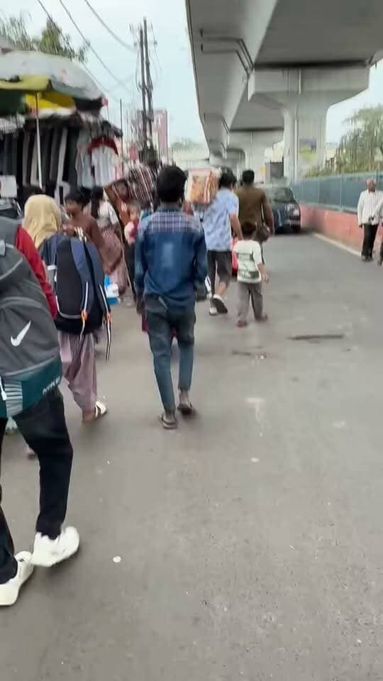 पटना में दिनदहाड़े बच्चे के गले से चैन काटने वाला चोर को देखिए कैसे बच्चे के गले से चेन ले रहा है