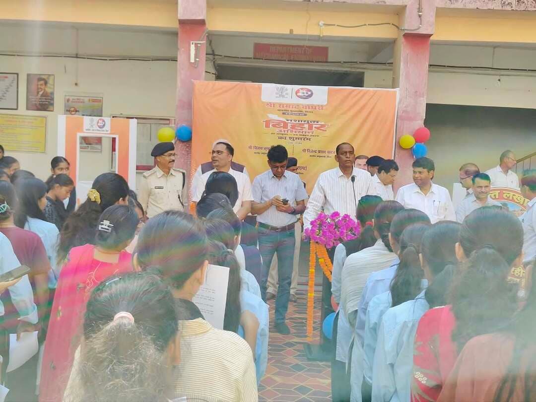 नशामुक्त बिहार अभियान का शुभारंभ, एक माह तक चलेगा जागरूकता कार्यक्रम
लखीसराय। बिहार को नशामुक्त बनाने के उद्देश्य से 27 अक्टूबर से नशामुक्त बिहार अभियान की शुरुआत की गई। मुख्यमंत्री सम्राट चौधरी ने अभियान का शुभारंभ किया। लखीसराय पॉलिटेक्निक कॉलेज के सभागार में वीडियो कॉन्फ्रेंसिंग के माध्यम से आयोजित कार्यक्रम में डीएम शैलेंद्र कुमार समेत जिले के कई वरीय पदाधिकारी शामिल हुए।
इस दौरान उपस्थित पदाधिकारियों, कर्मियों एवं अन्य लोगों ने शराब का सेवन नहीं करने तथा नशामुक्त समाज के निर्माण में सक्रिय भूमिका निभाने की शपथ ली। अभियान का उद्देश्य युवाओं, विद्यार्थियों, परिवारों और आम नागरिकों को नशे के दुष्परिणामों के प्रति जागरूक करना है।
यह अभियान 27 अक्टूबर से 26 नवंबर 2026 तक चलेगा। इसके तहत चार चरणों में जागरूकता कार्यक्रम आयोजित किए जाएंगे। पहले चरण में 27 से 31 अक्टूबर तक शहरी क्षेत्रों में जागरूकता अभियान चलाया जाएगा। दूसरे चरण में 1 से 7 नवंबर तक ग्रामीण क्षेत्रों में जनसंपर्क और सामुदायिक सहभागिता के माध्यम से नशामुक्ति का संदेश दिया जाएगा।
वहीं, 8 से 16 नवंबर तक दीपावली और छठ महापर्व के अवसर पर परिवारों एवं समुदायों के बीच जागरूकता कार्यक्रम आयोजित होंगे। अंतिम चरण में 17 से 25 नवंबर तक विद्यालयों और महाविद्यालयों में पेंटिंग, चित्रकला सहित अन्य रचनात्मक गतिविधियों के माध्यम से युवाओं को अभियान से जोड़ा जाएगा।
जिले में अभियान के प्रभावी संचालन के लिए डीएम की अध्यक्षता में समिति गठित की गई है। जिला प्रशासन ने आम लोगों से नशे से दूर रहने और नशामुक्त बिहार के निर्माण में सहयोग करने की अपील की है।