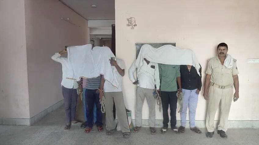लखीसराय उत्पाद विभाग की कार्रवाई में दो शराब कारोबारी और पांच शराबी गिरफतार।
