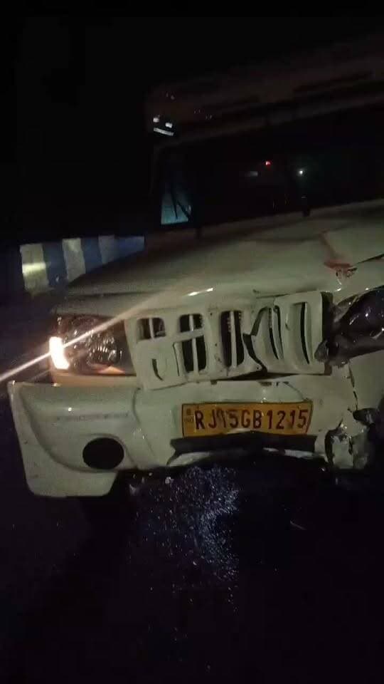 #Jaisalmer #लाठी: सड़क पर चल रहे ट्रैक्टर के पीछे से पिकअप ने मारी टक्कर