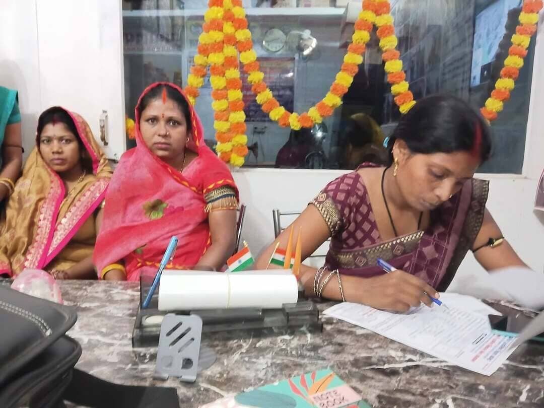 MRGVS संस्थान प्रधान कार्यालय-: गम्हरिया,बैजनाथपुर, सहरसा (बिहार) में बालिका को सदस्यता दिलाते अभिभावक और ग्रामीण प्राथमिक शिक्षा केंद्र हेतू पर्यवेक्षिका पद को लेकर आवेदन करती आवेदिका..आप भी इच्छुक हैं तो कार्यालय आकर संपर्क करें...धन्यवाद