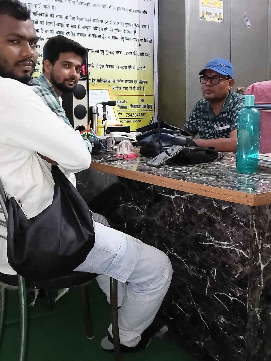 आज MRGVS संस्थान प्रधान कार्यालय-: गम्हरिया,बैजनाथपुर, सहरसा में अनुज अंबुज सिंह और रोहित कुमार उपस्थित हुए..संस्थान का छठा स्थापना दिवस पर भव्य कार्यक्रम को लेकर विस्तार रुप से चर्चा हुआ...