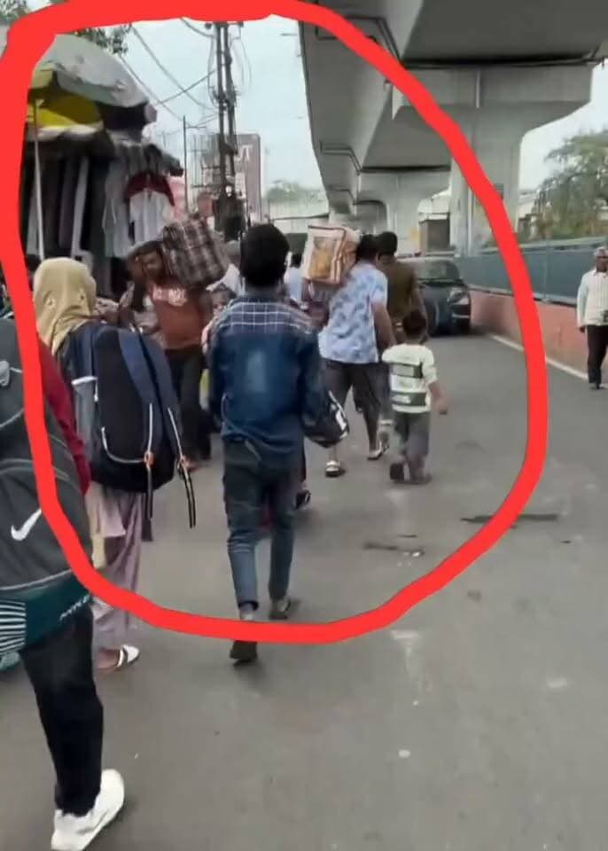 🚨 पटना जंक्शन पर मासूम बच्चे के गले से चेन काटने का वीडियो वायरल!
पटना जंक्शन पर दो साल के मासूम बच्चे के गले से ब्लेड से चेन काटने का वीडियो सामने आने के बाद सुरक्षा व्यवस्था पर गंभीर सवाल उठ रहे हैं।
ज़रा सोचिए, अगर इस दौरान बच्चे को चोट लग जाती, तो इसकी जिम्मेदारी कौन लेता? आखिर रेलवे स्टेशन जैसे भीड़भाड़ वाले स्थानों पर ऐसी घटनाओं को रोकने के लिए सुरक्षा व्यवस्था कहां है?
आखिर कहां है पुलिस? ऐसे अपराधियों पर कब होगी कार्रवाई?
@PatnaPolice24x7 @RailMinIndia
#PatnaJunction #PatnaPolice #BiharNews #CrimeNews #सुरक्षा