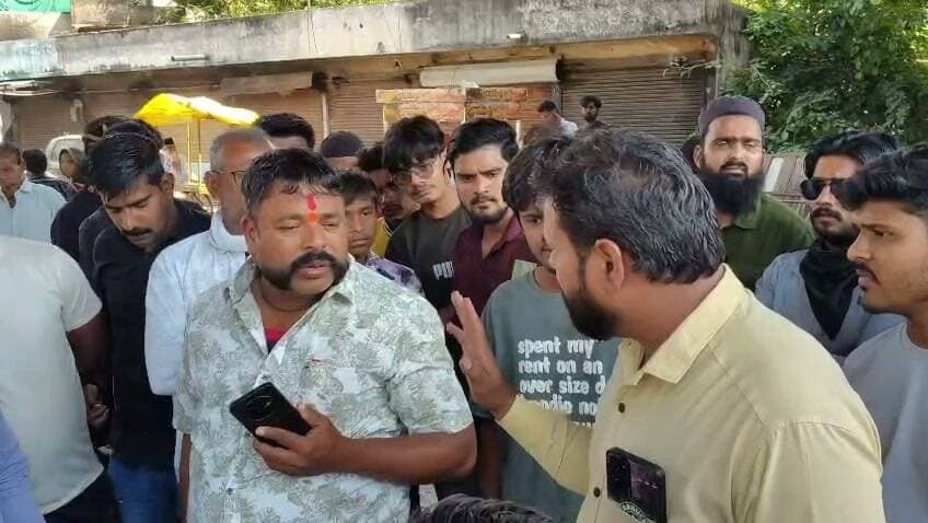 मंदसौर नगर पालिका की अतिक्रमण कार्रवाई पर उठे सवाल, छोटे दुकानदारों पर सख्ती तो बड़े व्यापारियों पर कब होगी कार्रवाई?
मंदसौर। नगर पालिका द्वारा त्योहारों को देखते हुए शहर में अतिक्रमण हटाने की कार्रवाई लगातार की जा रही है। लेकिन इस कार्रवाई को लेकर अब सवाल उठने लगे हैं। आरोप है कि कार्रवाई के दौरान छोटे दुकानदारों और रोजाना ₹200–से 300 रूपये कमाने वाले लोगों पर सख्ती की जा रही है, जबकि बड़े दुकानदारों और व्यापारियों के अतिक्रमण पर कार्रवाई कब होगी, यह सवाल बना हुआ है।
कार्रवाई के दौरान मुस्लिम समाज के अंजुमन सदर भी मौके पर पहुंचे, जहां गाड़ी से सामान नीचे उतारा गया। अब सवाल यह है कि क्या नगर पालिका अंजुमन स्कूल के सामने सहित सरदार वल्लभभाई पटेल चौराहा, गोल चौराहा, सम्राट मार्केट और भारत माता चौराहे से घंटाघर तक फैले अतिक्रमण पर भी समान रूप से कार्रवाई करेगी?