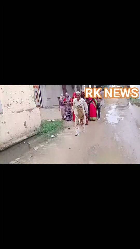 चुनावी समर में अनूठी पहल: आप प्रत्याशी मुन्नी देवी ने परिजनों के साथ लगाई कनक दंडवत...
हिंडौन सिटी। पंचायती राज चुनाव की सरगर्मियों के बीच प्रत्याशियों द्वारा मतदाताओं को लुभाने के नए-नए तरीके देखने को मिल रहे हैं। आम तौर पर श्रद्धालु मन्नत पूरी होने पर धार्मिक स्थलों और मंदिरों में कनक दंडवत करते हैं,लेकिन शेरपुर-सूरौठ पंचायत समिति के वार्ड नंबर 14 में चुनावी माहौल के बीच एक बेहद अनोखा नजारा देखने को मिला। यहां आम आदमी पार्टी की प्रत्याशी मुन्नी देवी जाटव और उनके परिजनों ने चुनाव में अपनी जीत और जनता के समर्थन के लिए गुरुवार को खिजूरी गांव स्थित मंदिर से कनक दंडवत यात्रा की शुरुआत की है। यह दंडवत पूरी खिजूरी सहित पंचायत समिति के वार्ड नंबर 14 के गांव,उसकी सीमाओं और रास्तों में लगाई जाएगी। कनक दंडवत करते हुए प्रत्याशी और उनके परिवार ने ग्रामीणों से अपने पक्ष में मतदान करने और आशीर्वाद देने की भावुक अपील की। आप प्रत्याशी मुन्नी देवी ने कहा कि जनता का आशीर्वाद ही हमारी सबसे बड़ी ताकत है। क्षेत्र के विकास और जनसेवा की भावना के साथ हम जनता के द्वार पर नतमस्तक हैं।
पूरा परिवार उतरा चुनावी समर में: इस अनोखी दंडवत यात्रा के दौरान प्रत्याशी मुन्नी देवी के पति श्रीफूल,बेटे पिंटू बंसीवाल और हरिओम बंसीवाल सहित उनकी पुत्रवधू और छोटे पोते-पोतियां भी साथ रहे। पूरा परिवार एक साथ कनक दंडवत करते हुए मतदाताओं से वोट की अपील करता नजर आया। चुनाव के दौरान प्रत्याशी और उनके पूरे परिवार को इस तरह आस्था और भक्ति भाव से कनक दंडवत करते देख खिजूरी गांव के लोगों में भारी कौतूहल और उत्साह देखने को मिल रहा है। रास्तों में जगह-जगह ग्रामीण इस यात्रा को देखने के लिए एकत्र हो रहे हैं और प्रत्याशी परिवार के इस समर्पण की चर्चा पूरे क्षेत्र में जोरों पर है।